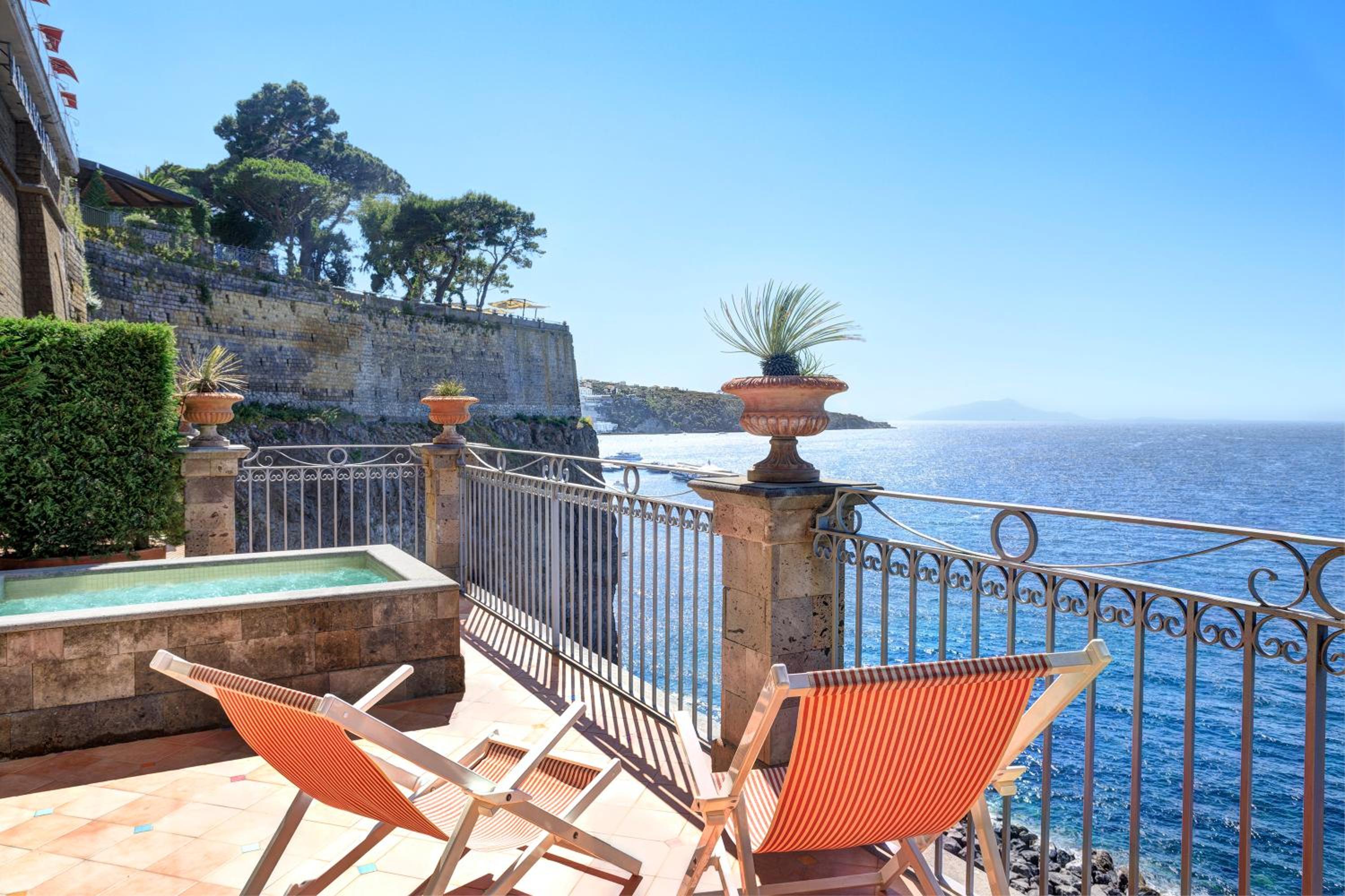 Signature Suite with Hot Tub and Sea View - Photo 7