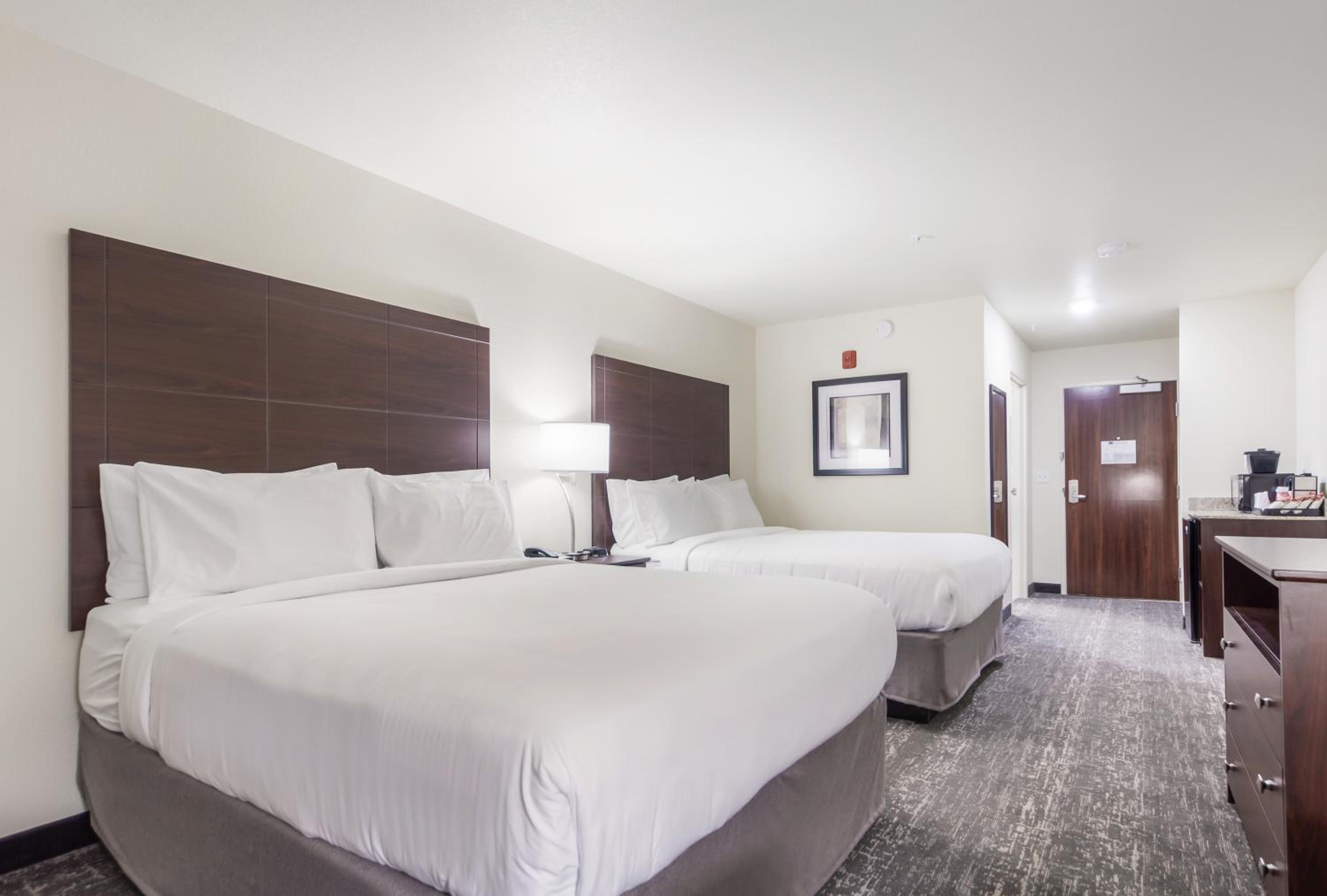 Standard Queen Room with Two Queen Beds - Photo 3