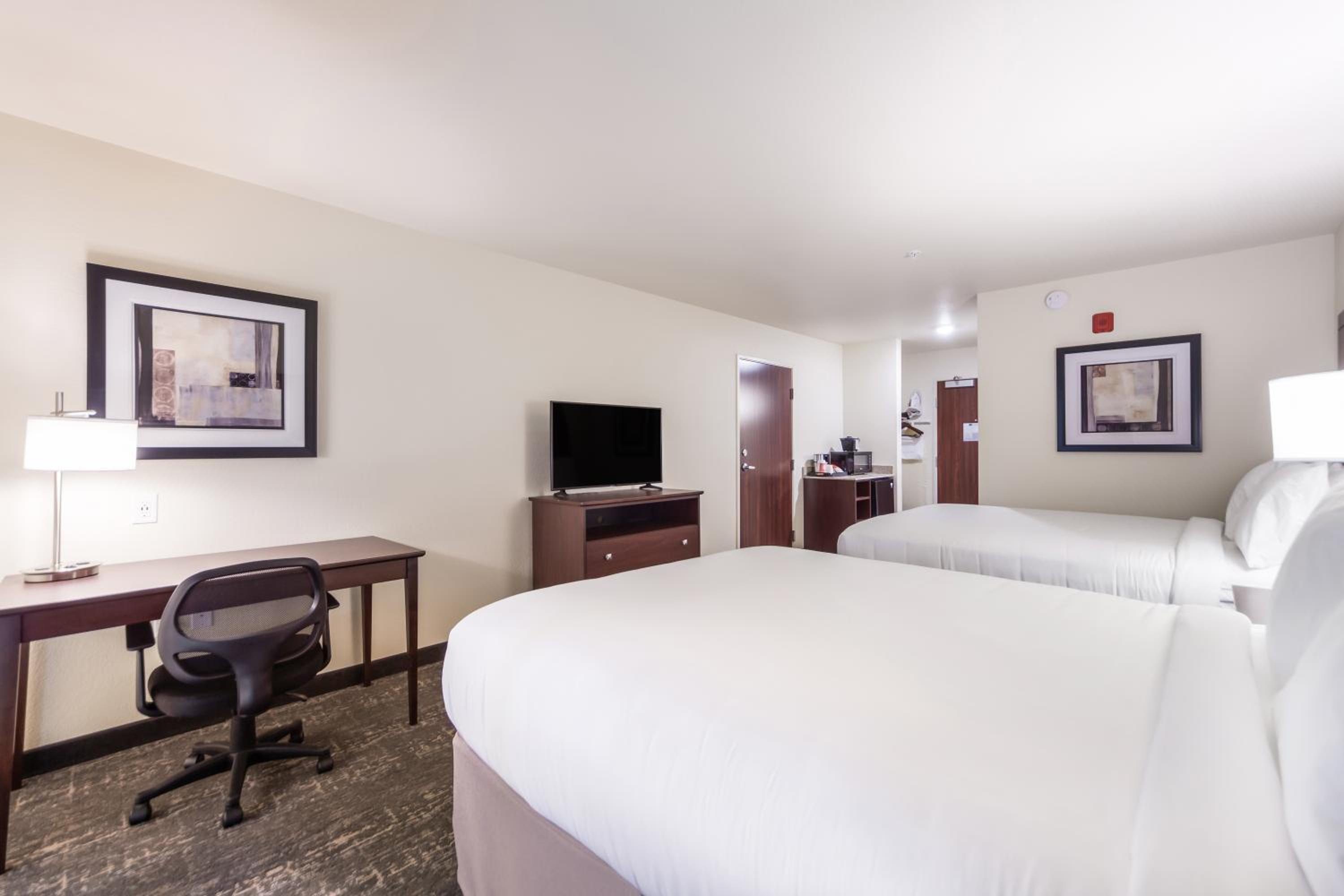 Standard Queen Room with Two Queen Beds - Photo 4