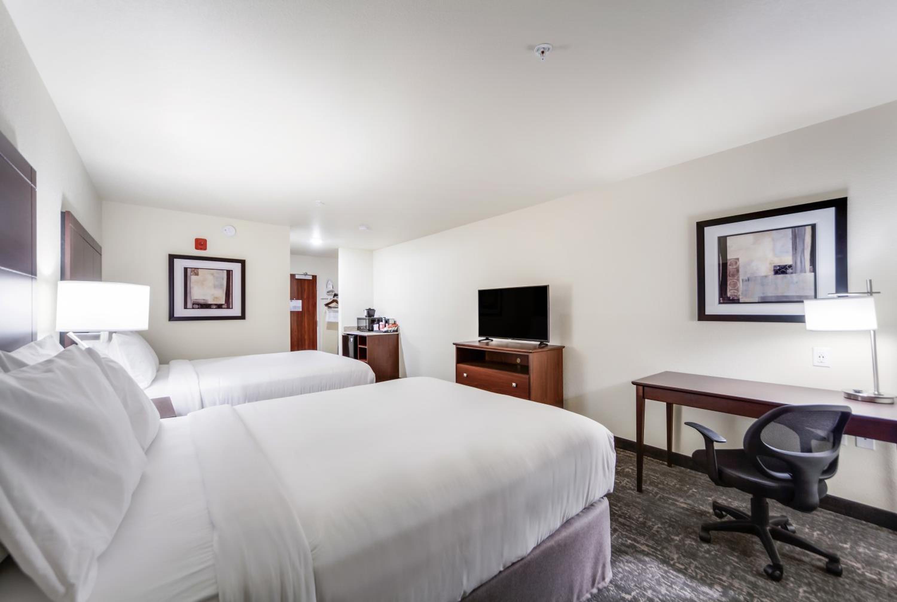 Standard Queen Room with Two Queen Beds - Photo 5