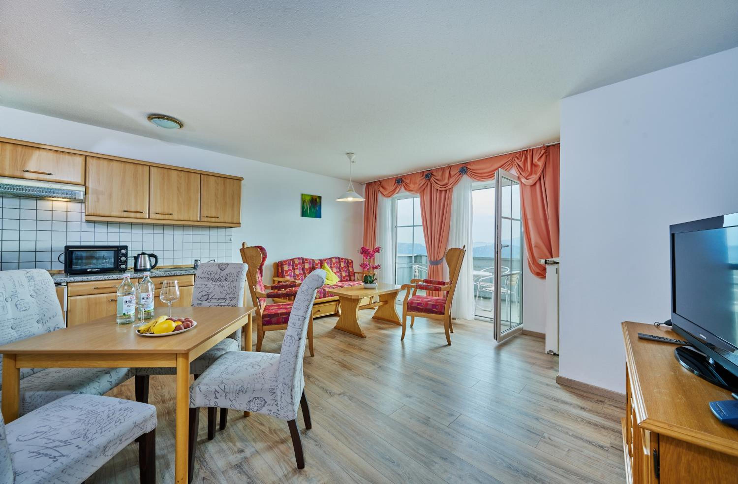 Apartment with Mountain View photo 2