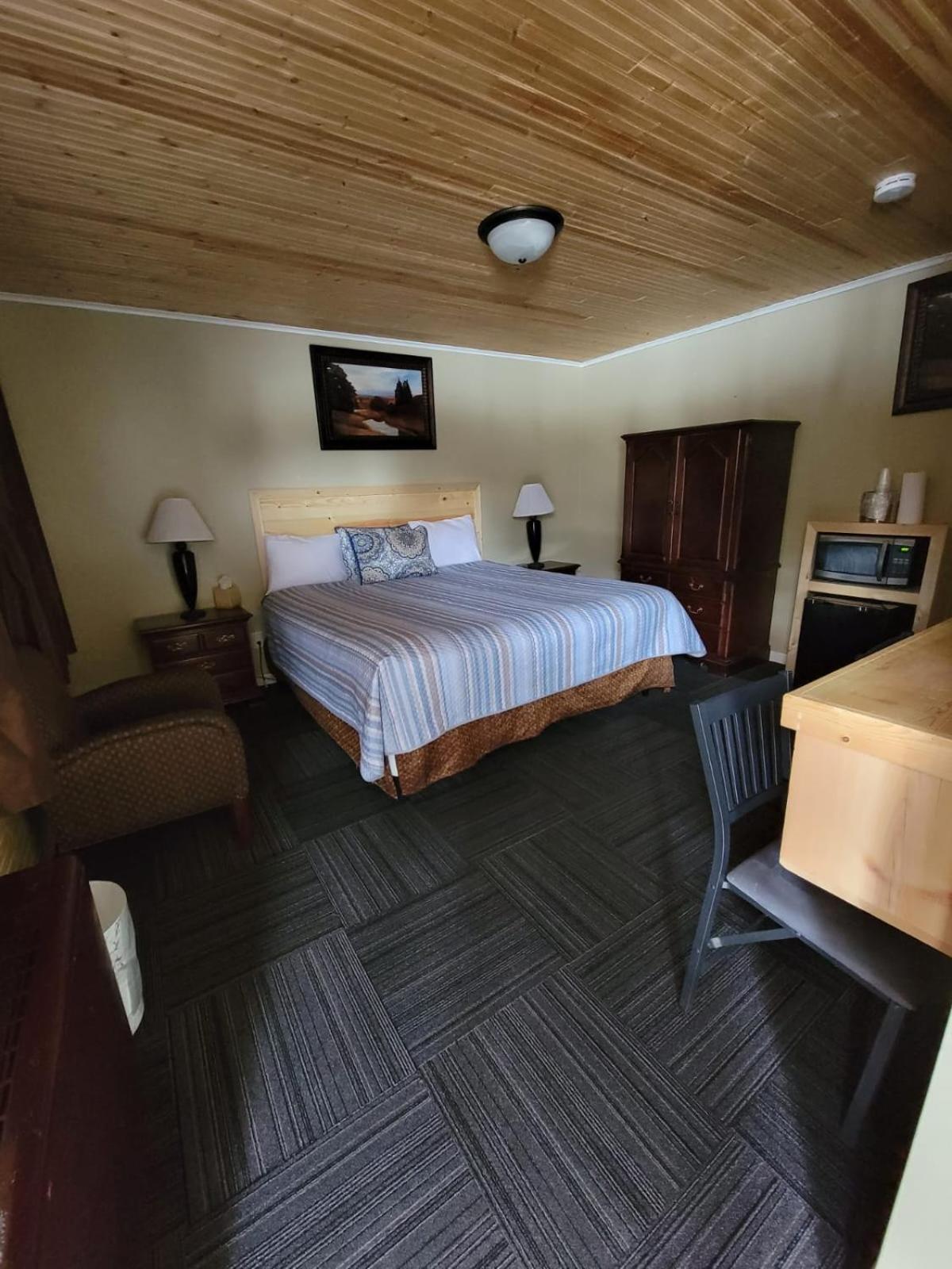 Deluxe King Suite photo 3