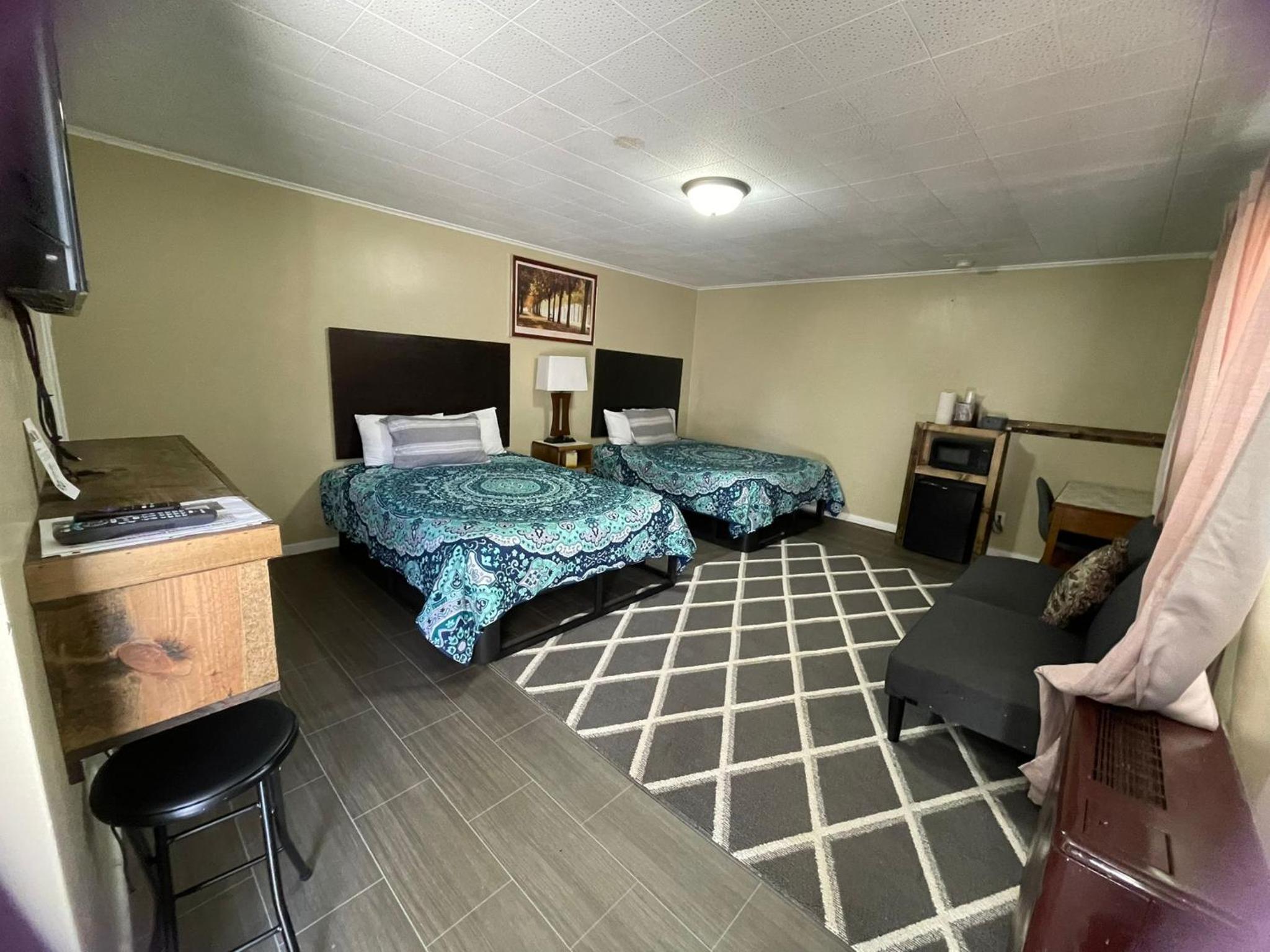 Deluxe Queen Room with Two Queen Beds photo 2