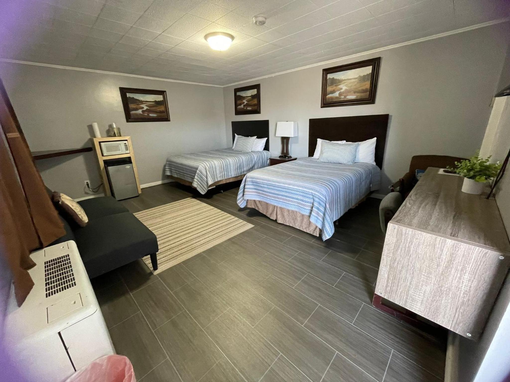 Deluxe Queen Room with Two Queen Beds photo 3