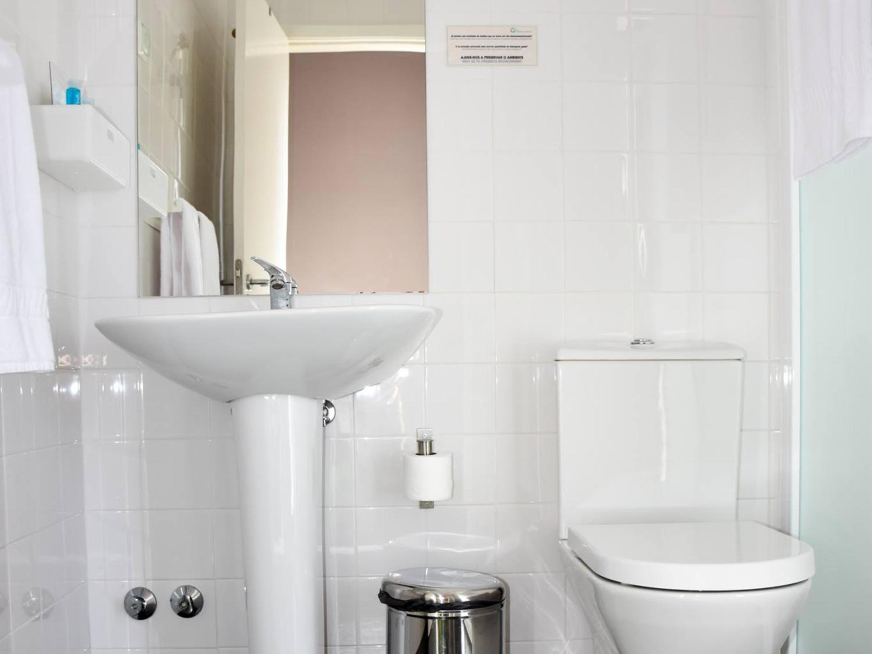 Classic Twin Room with Private Bathroom - Photo 2