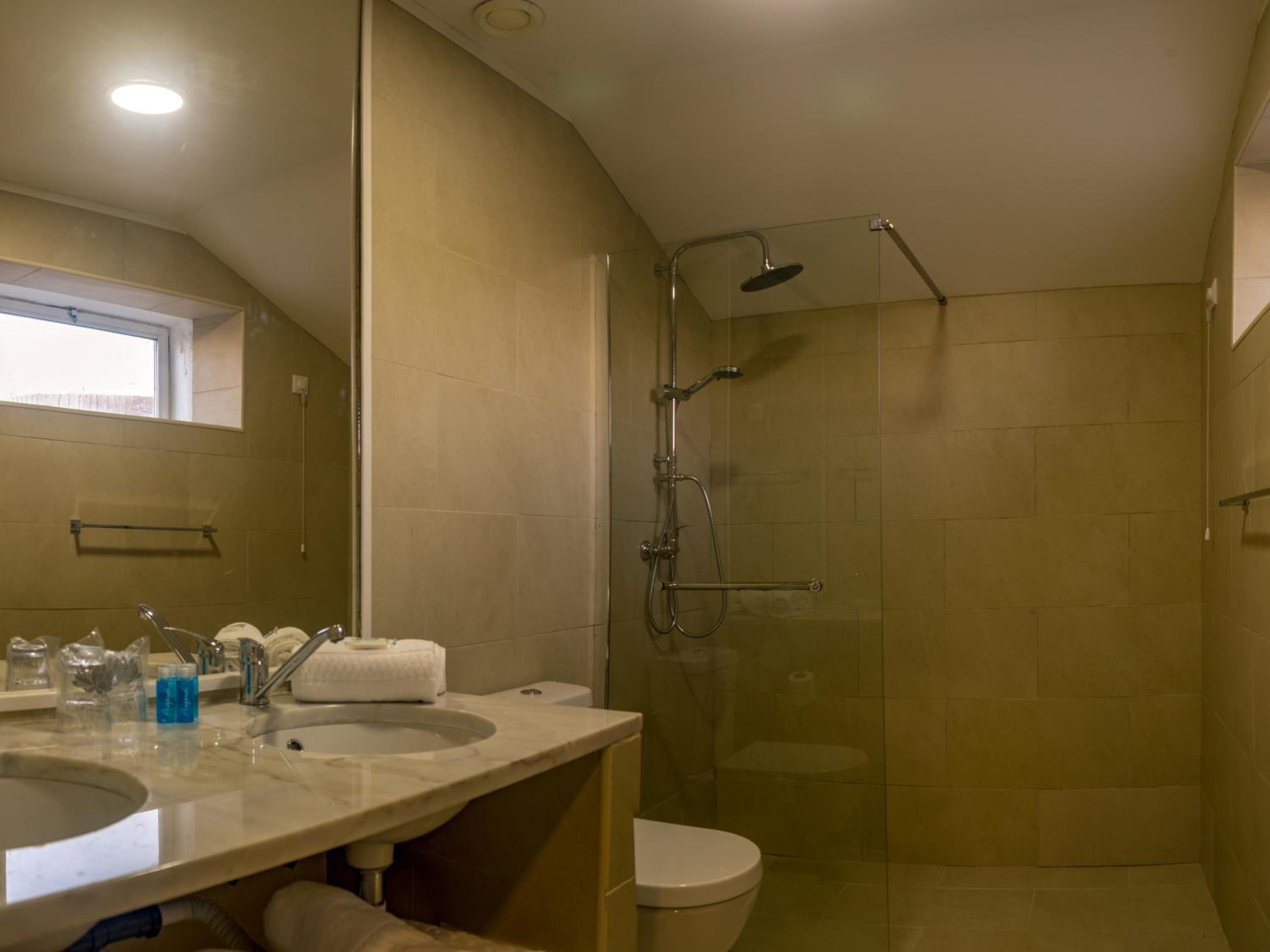 Classic Twin Room with Private Bathroom - Photo 4