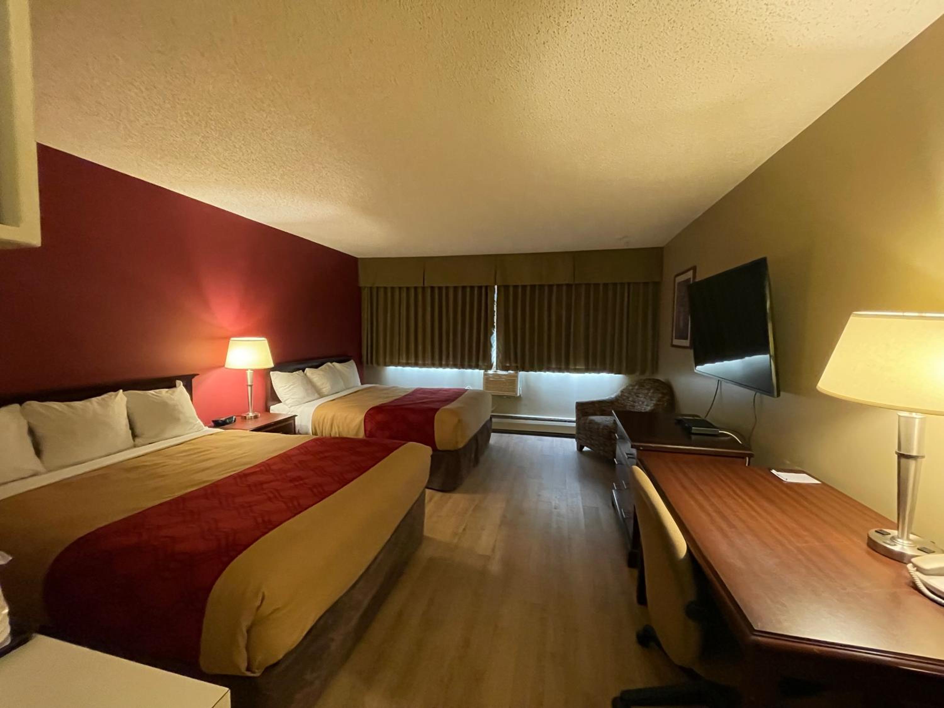 Queen Room with Two Queen Beds - Non-Smoking - Photo 1
