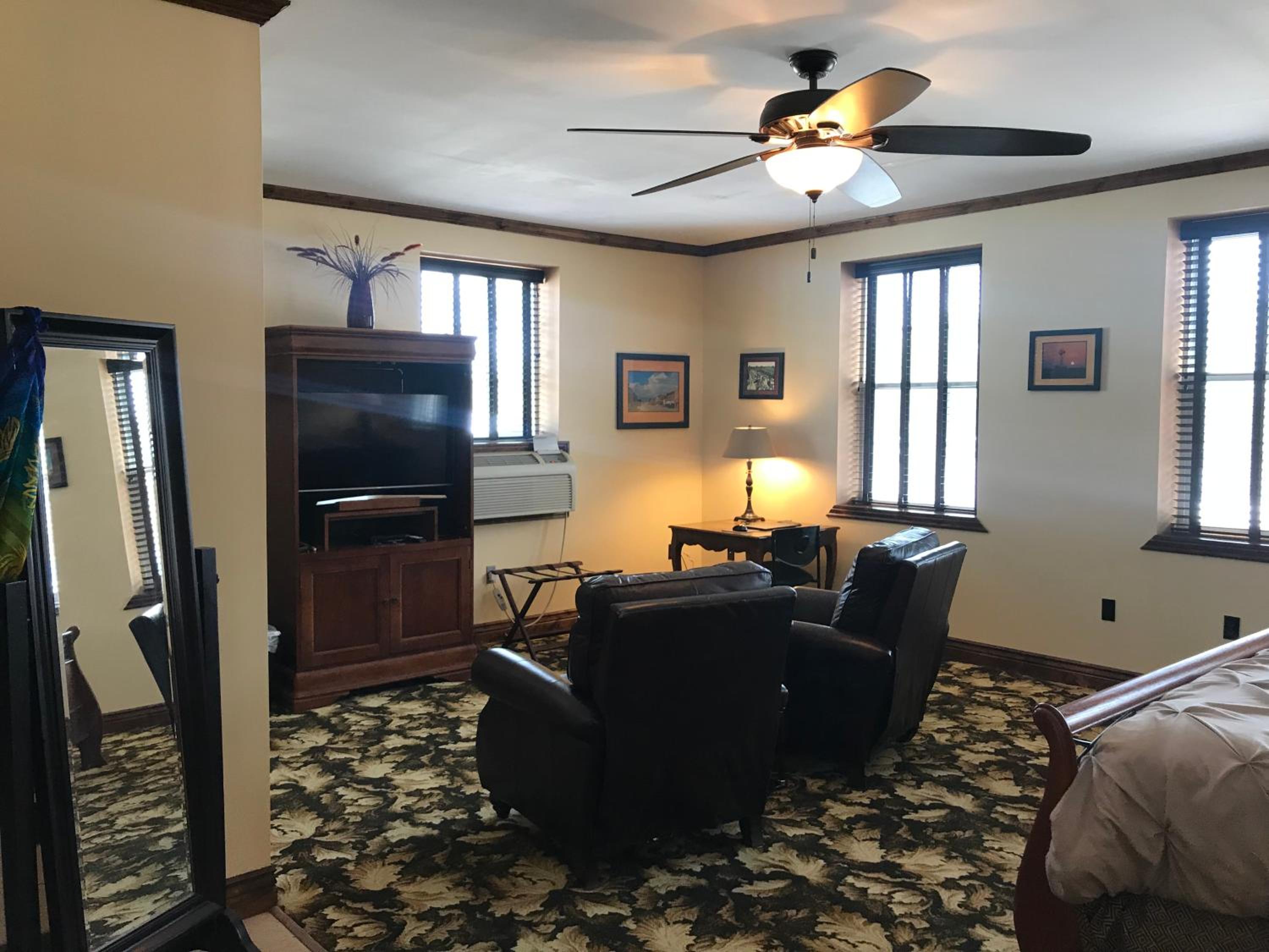 King Suite - Photo 2
