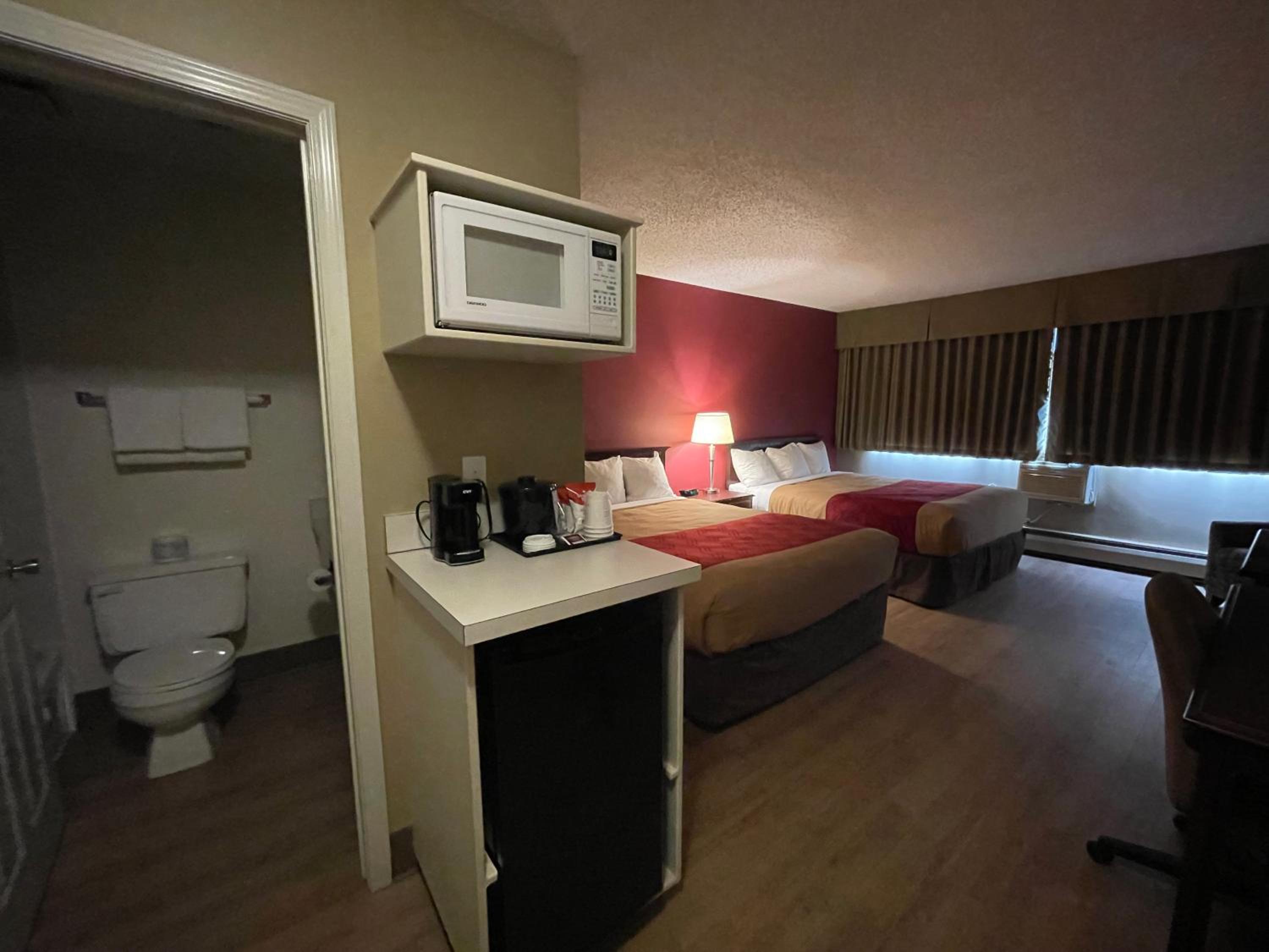 Queen Room with Two Queen Beds - Non-Smoking - Photo 5