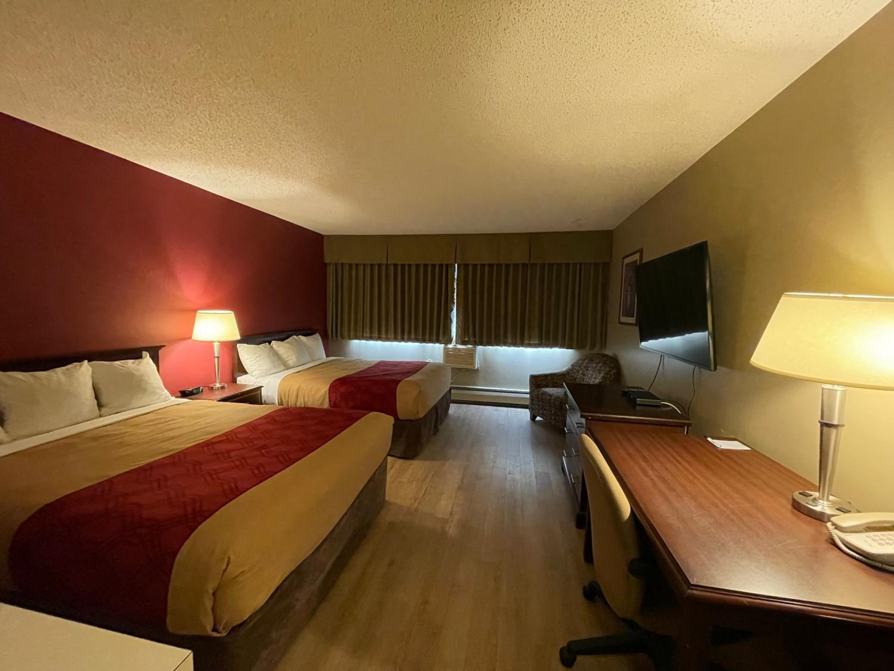 Queen Room with Two Queen Beds - Non-Smoking - Photo 8