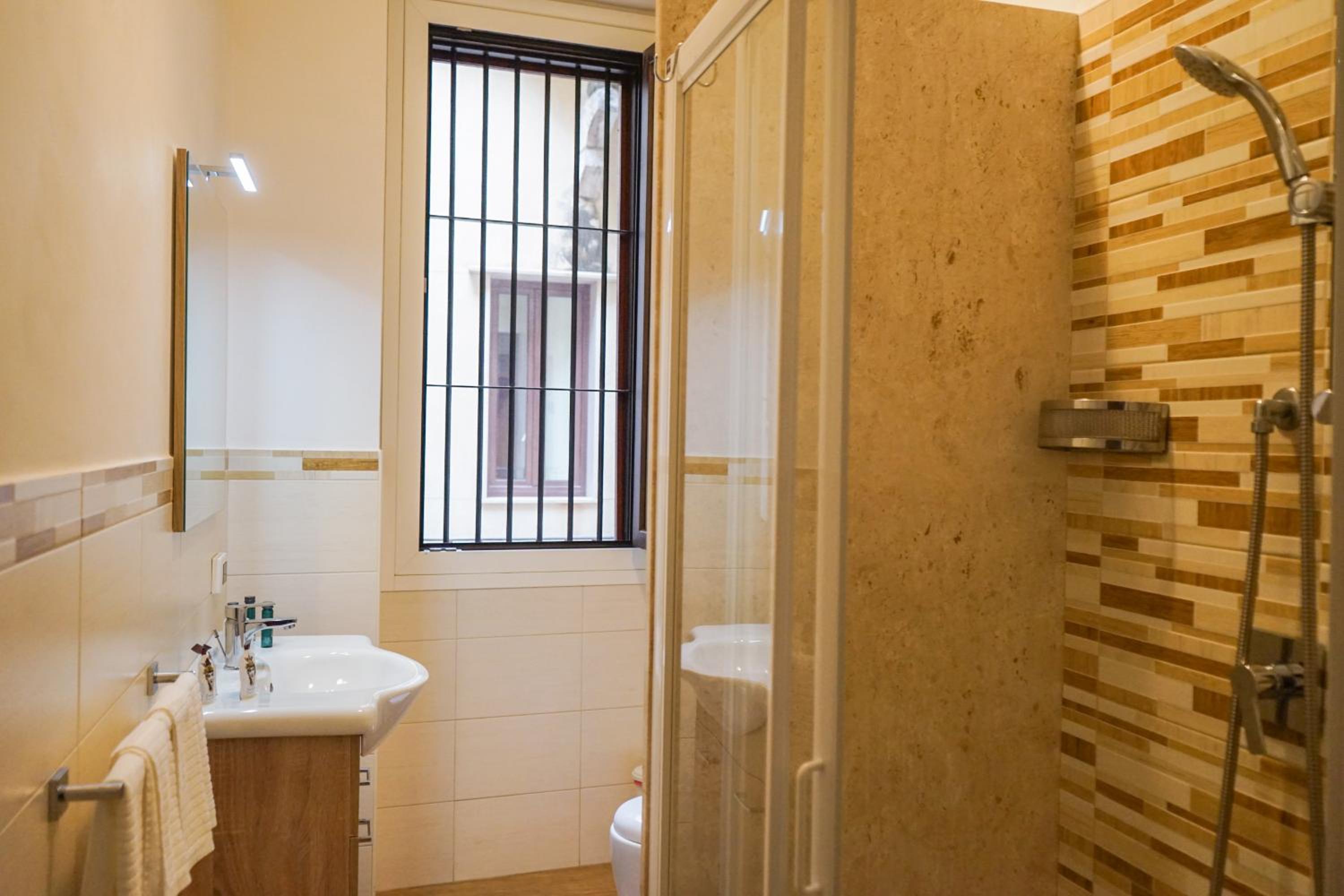 Two-Bedroom Apartment with Balcony - Photo 6