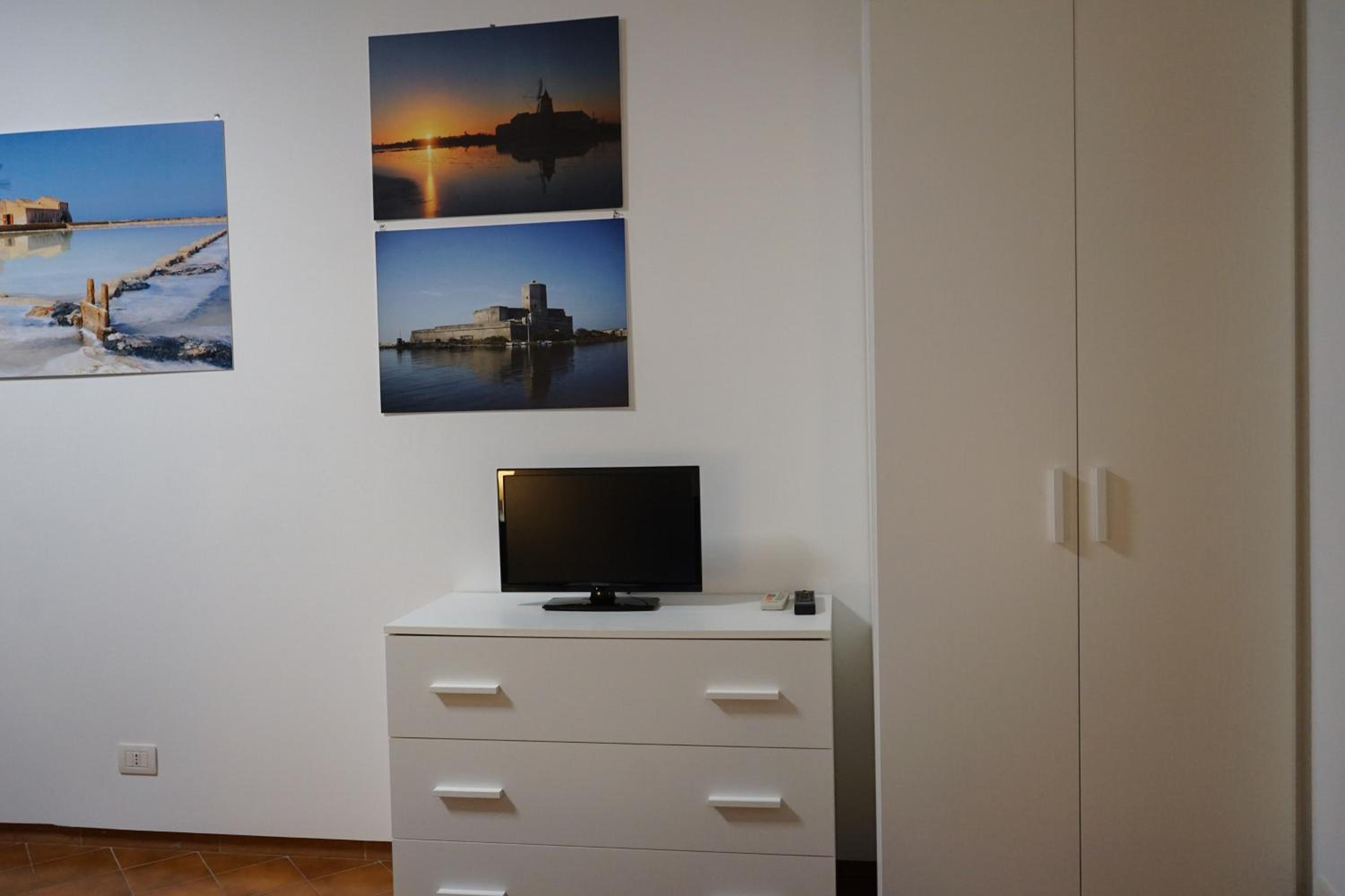 Studio Apartment - Photo 17