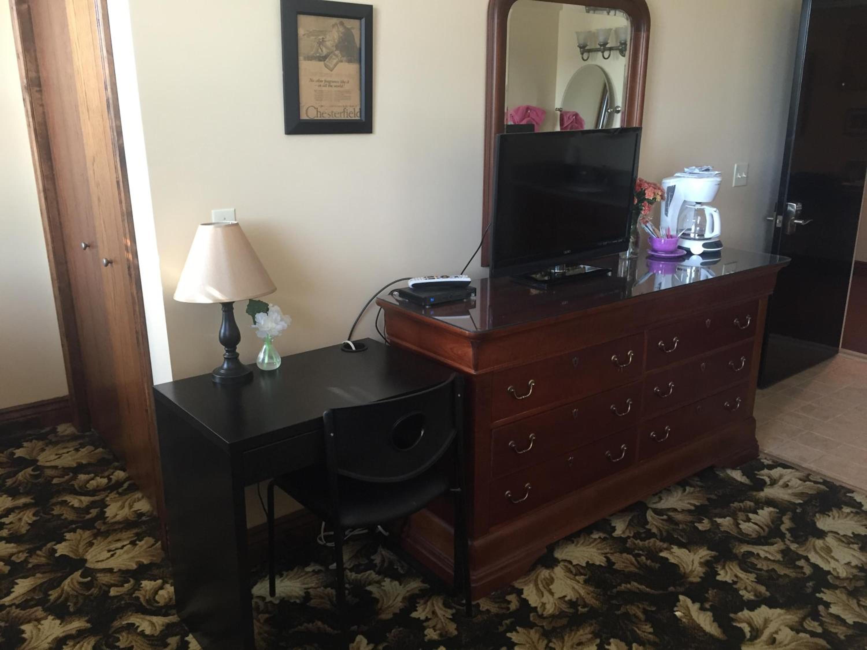 Queen Suite - Photo 1