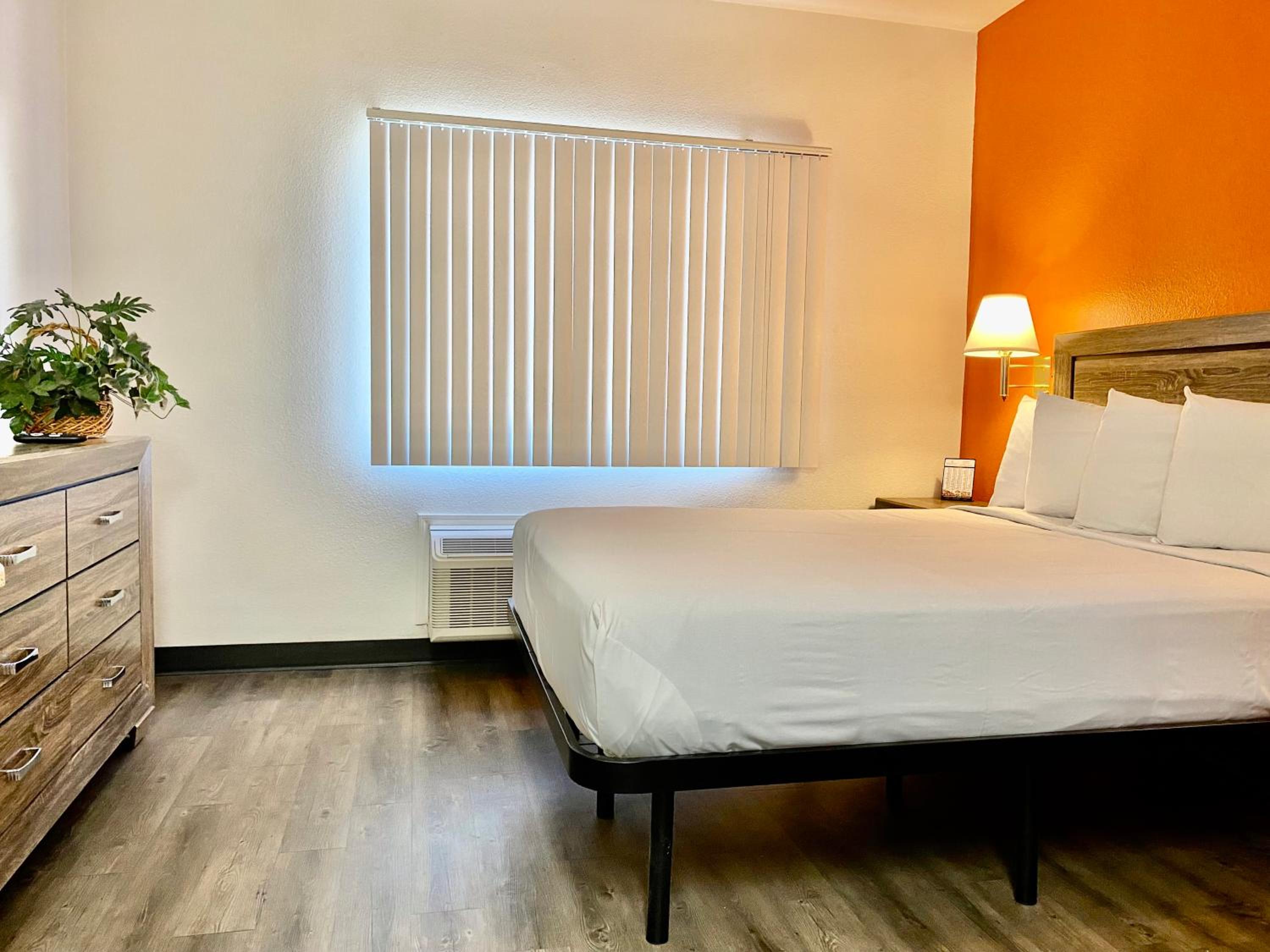 Queen Suite - Photo 1