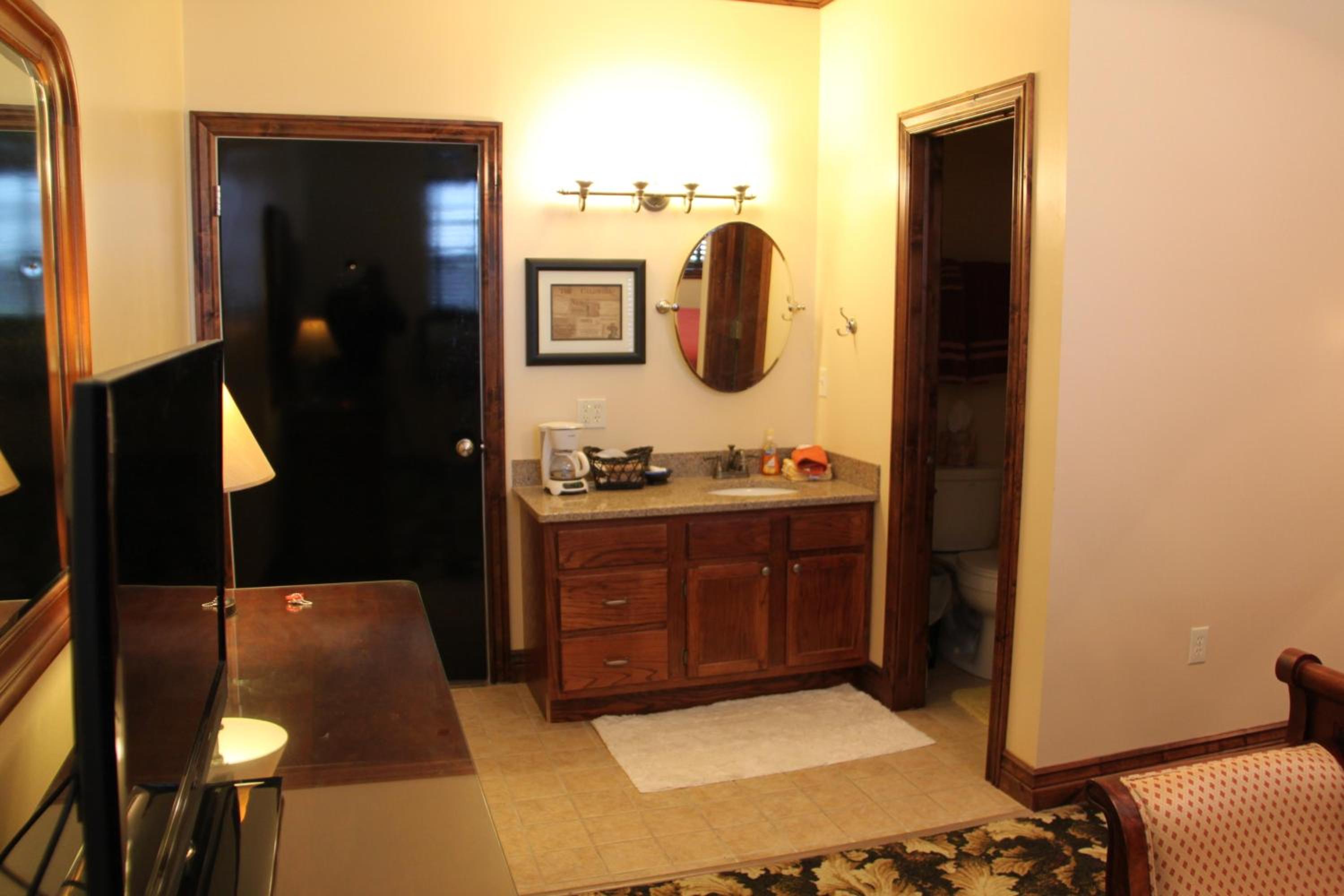 Queen Suite - Photo 8
