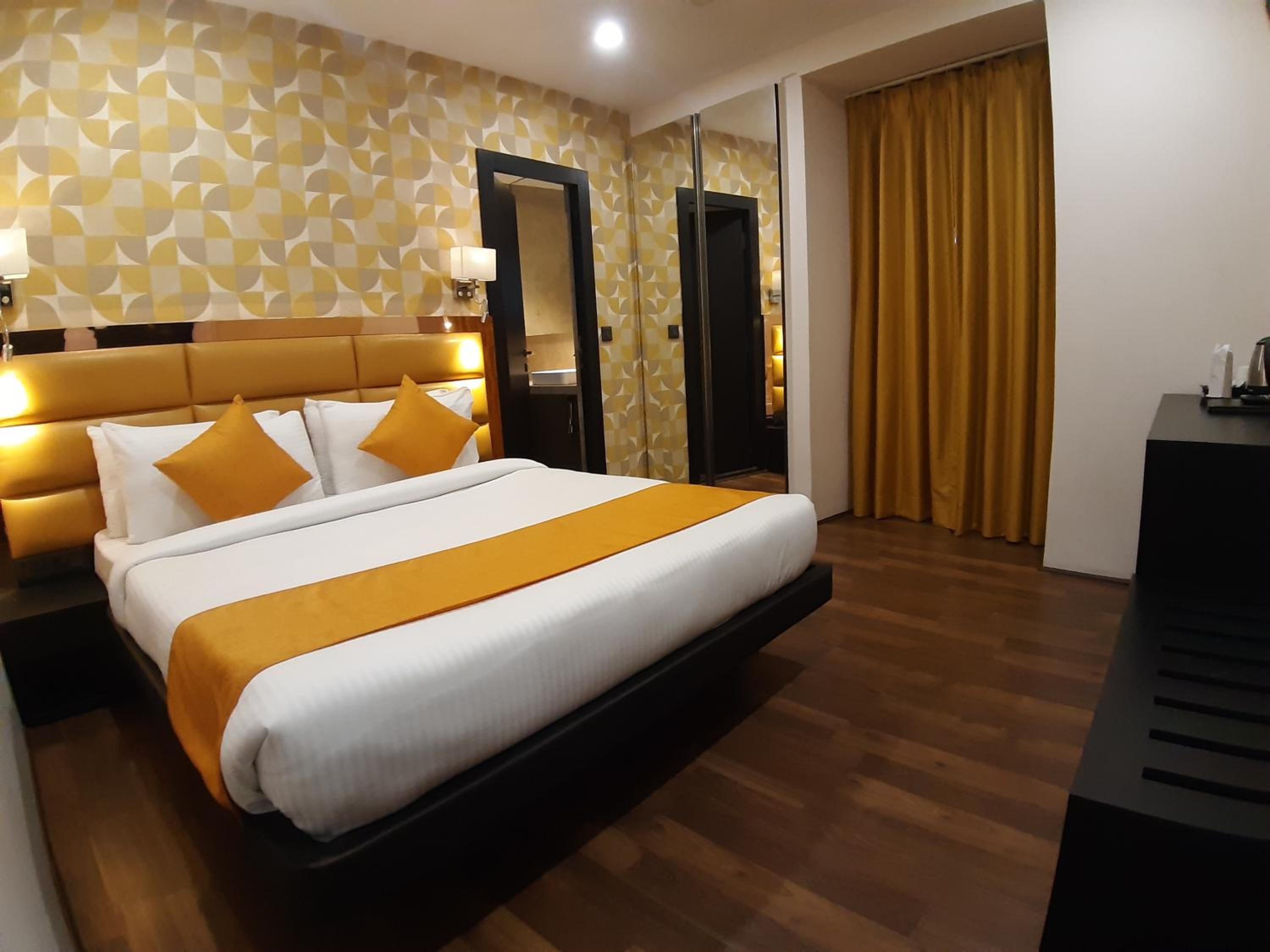 Deluxe King Room - Photo 4