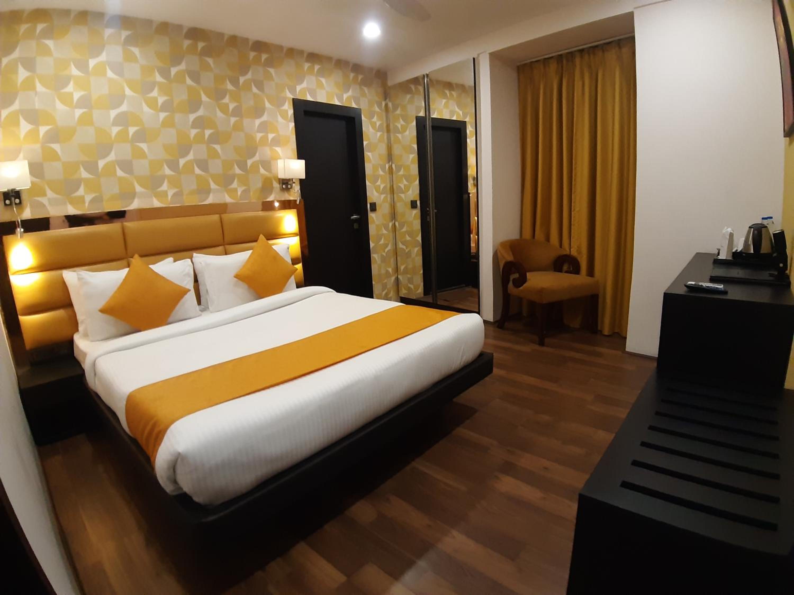Deluxe King Room - Photo 1