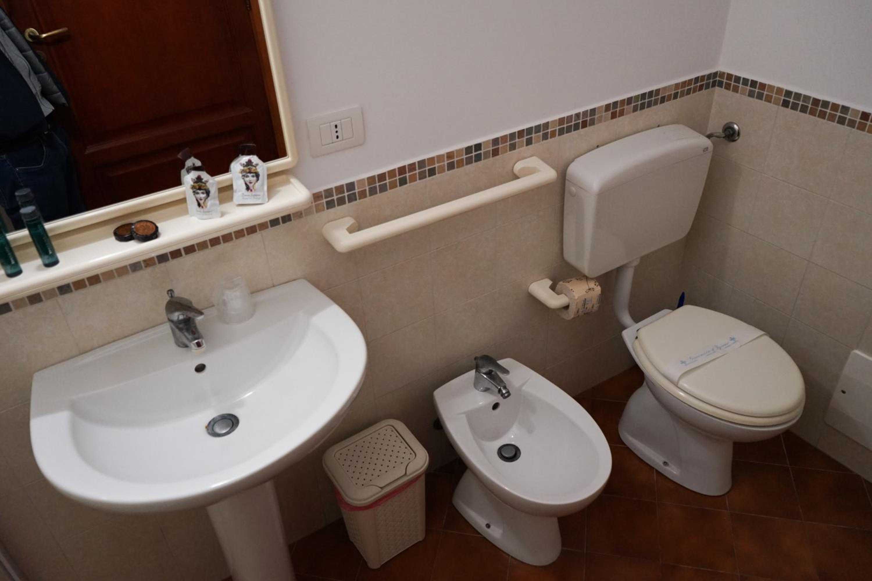 Studio Apartment - Photo 16