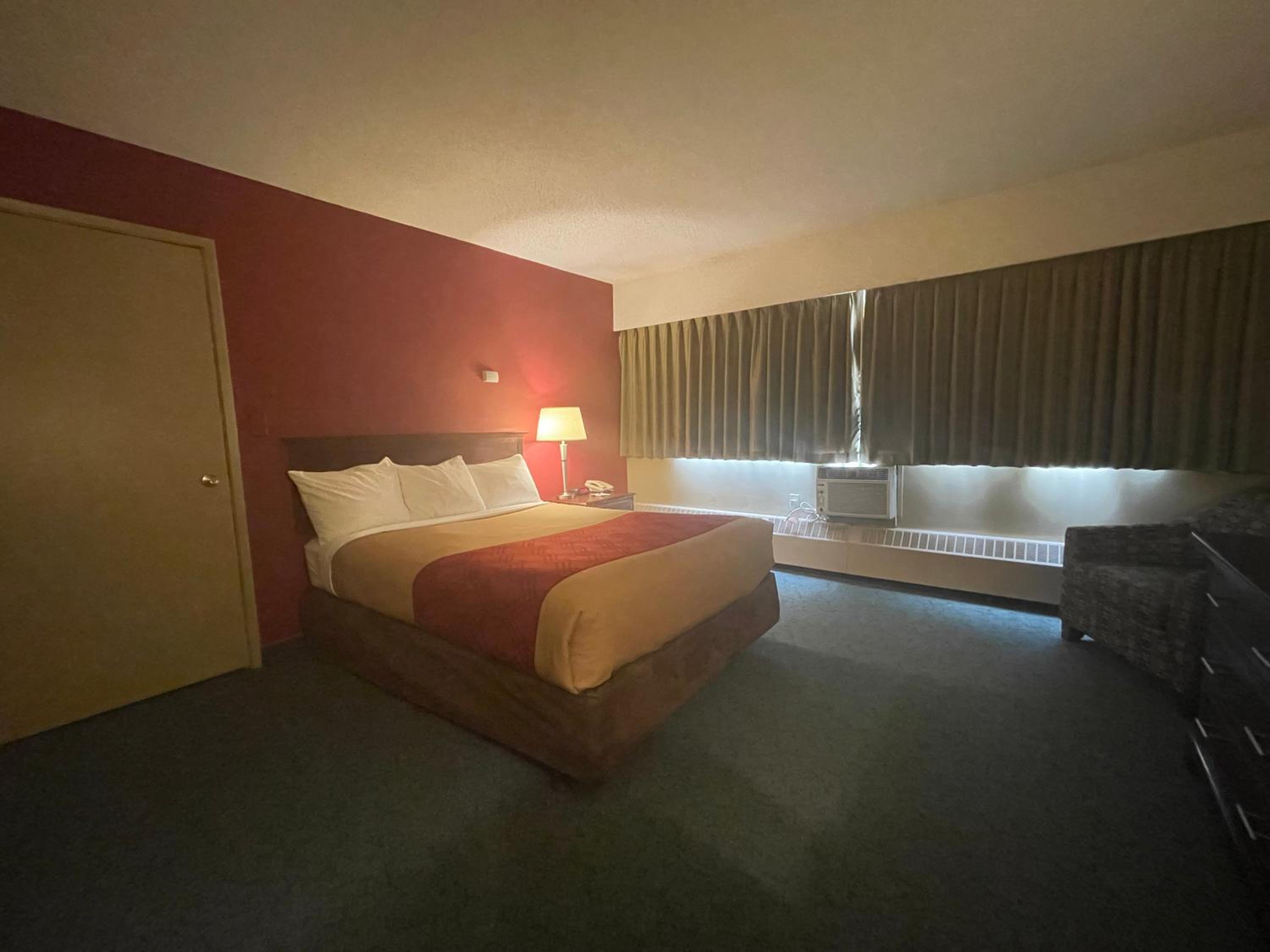 1 Queen Bed, Mobility Accessible Room, Bathtub w/ Grab Bars, Non-Smoking - Photo 2