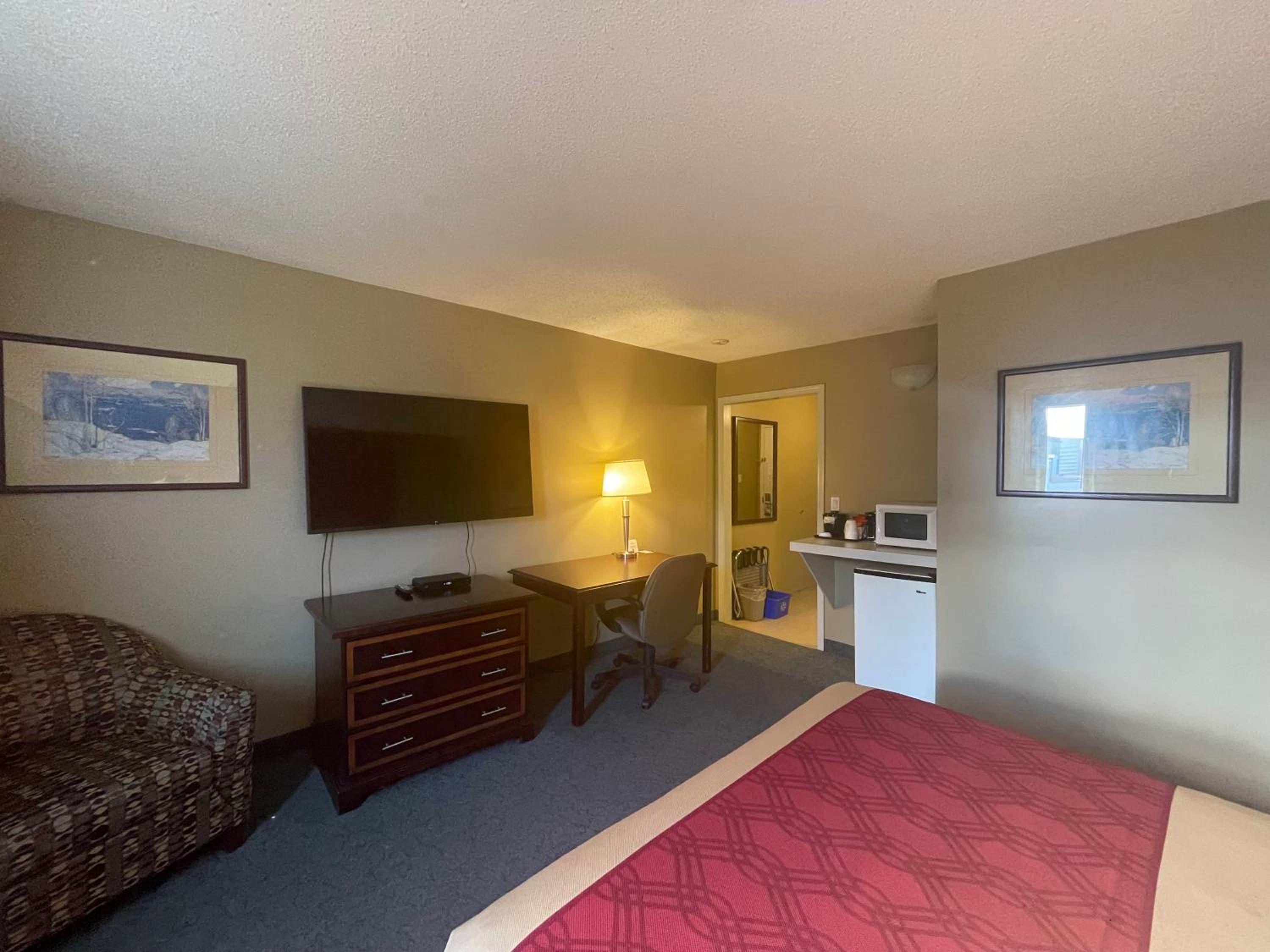 1 Queen Bed, Mobility Accessible Room, Bathtub w/ Grab Bars, Non-Smoking - Photo 1