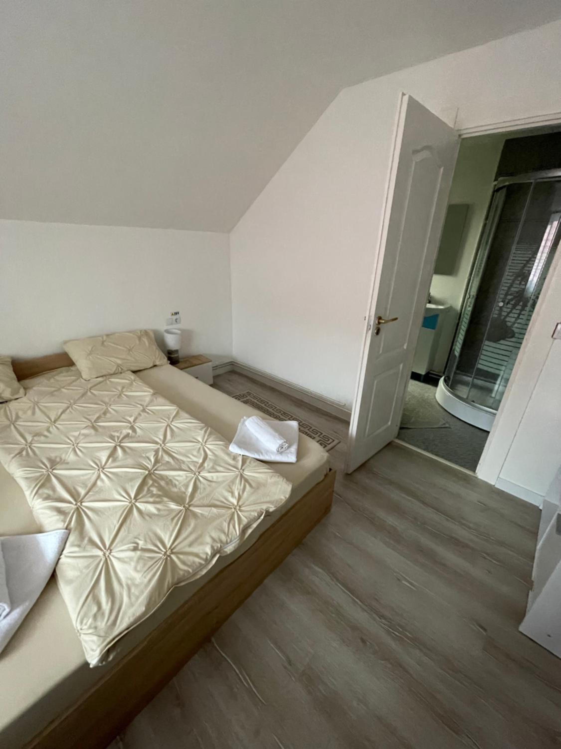 Double Room with Private Bathroom - Photo 1