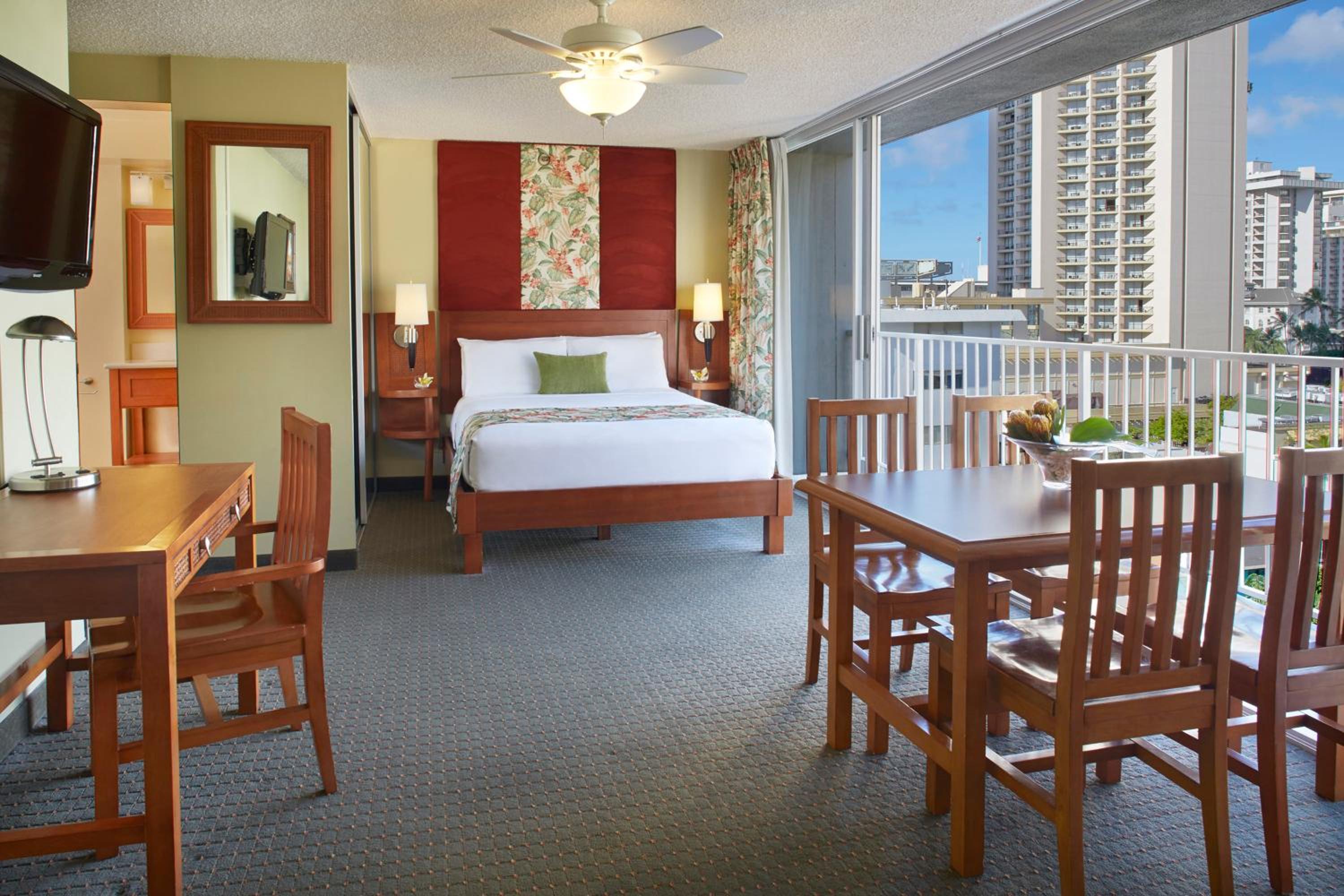 Studio Suite with One Queen Bed