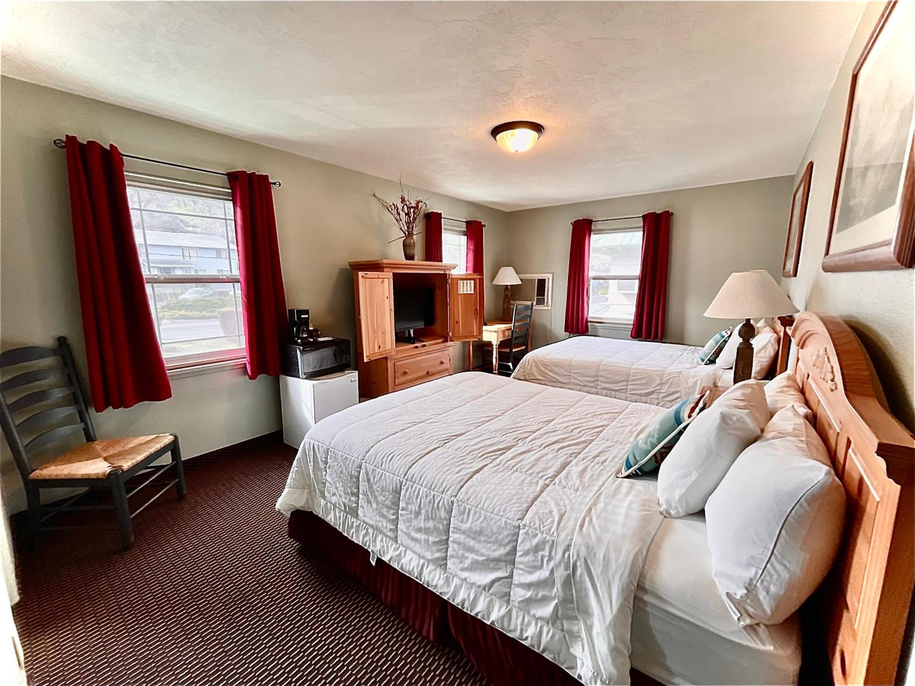 Queen Room with Two Queen Beds photo 1