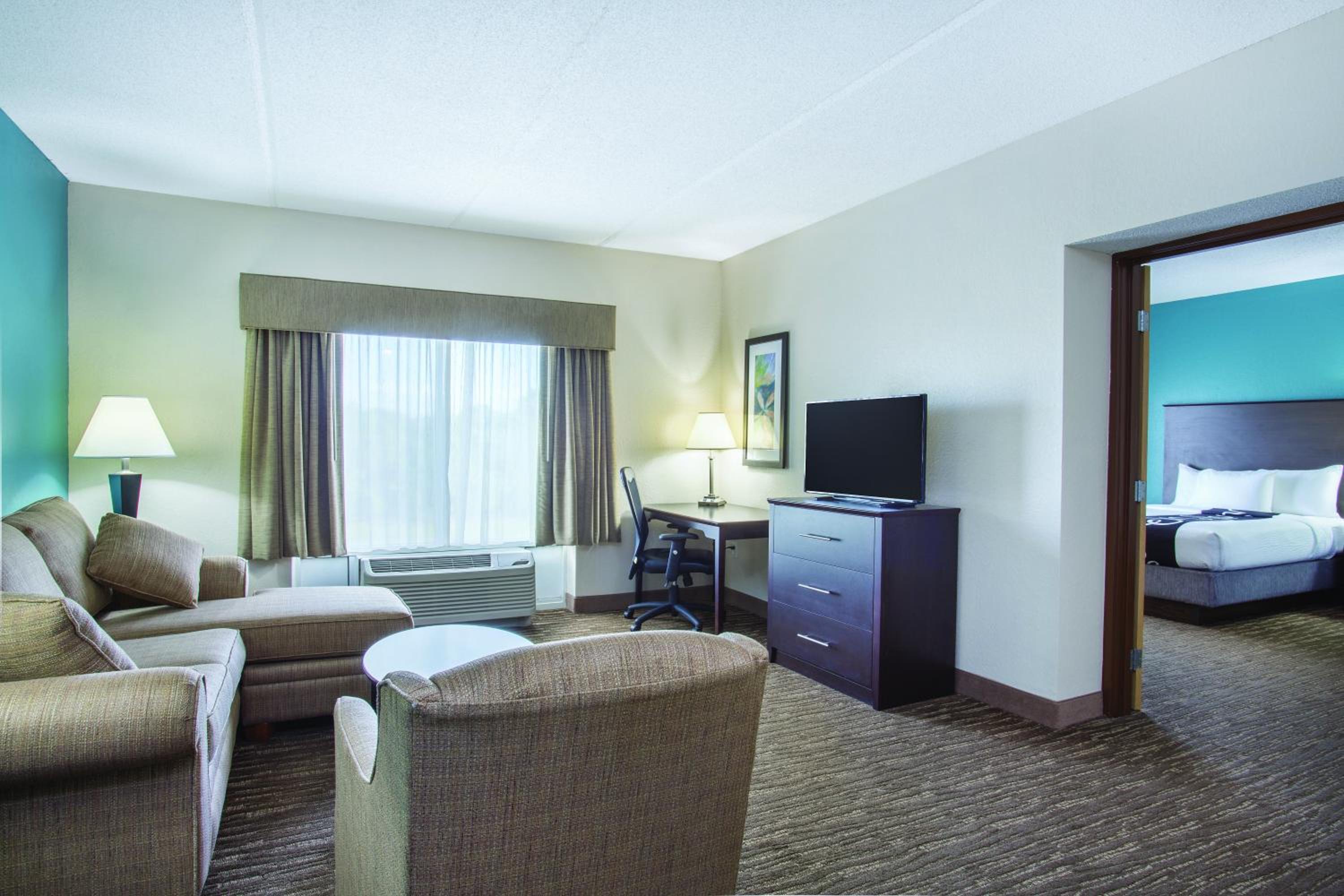 Queen Suite with Roll-In Shower and Whirlpool - Disability Access/Non-Smoking - Photo 4