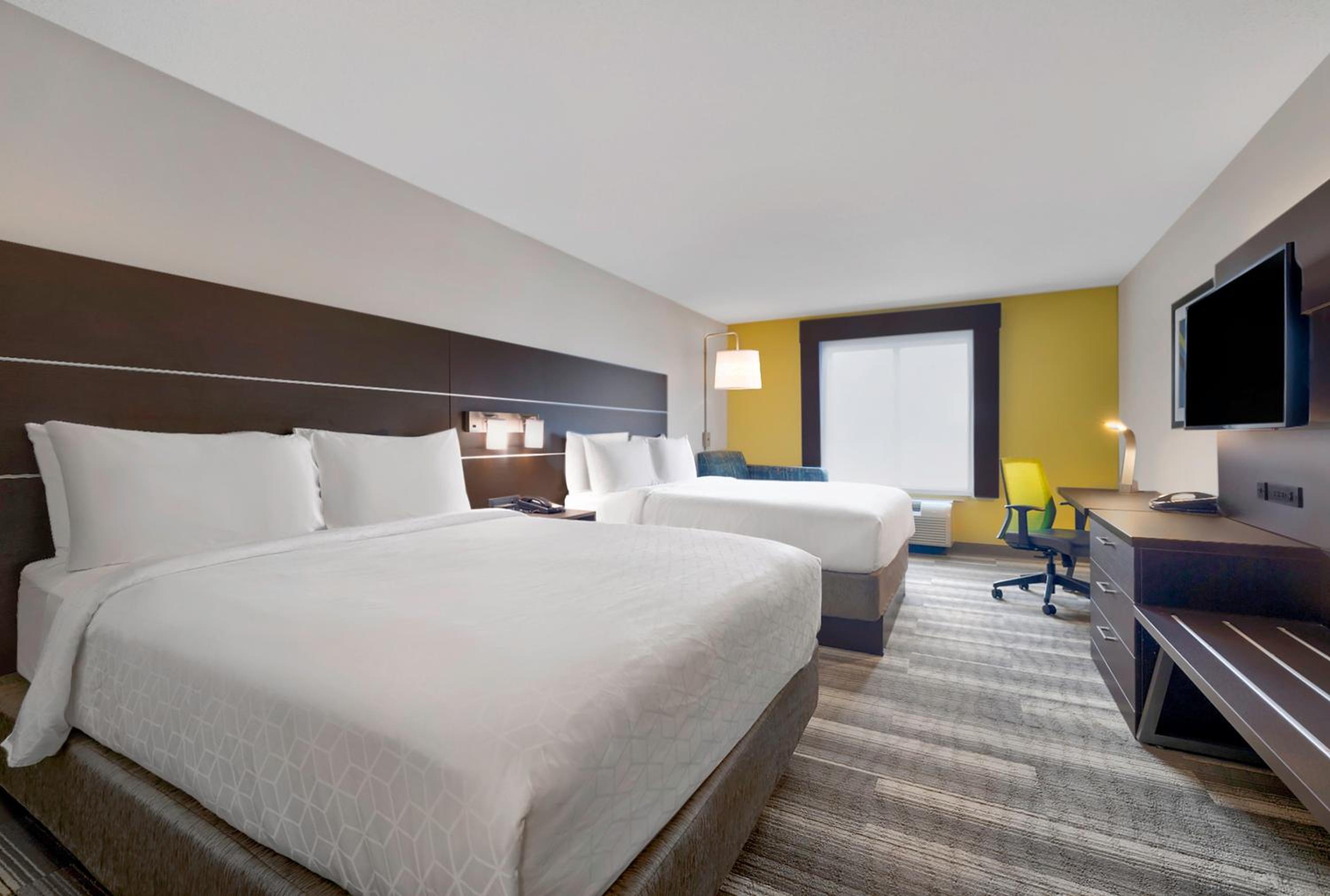 Standard Queen Room with Two Queen Beds - Photo 3