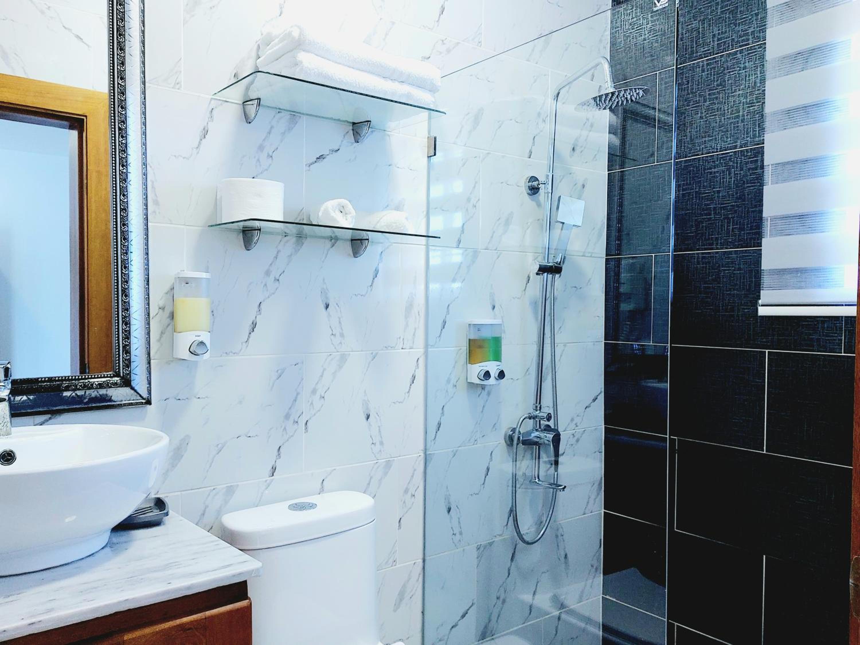 Superior King Room - Photo 13