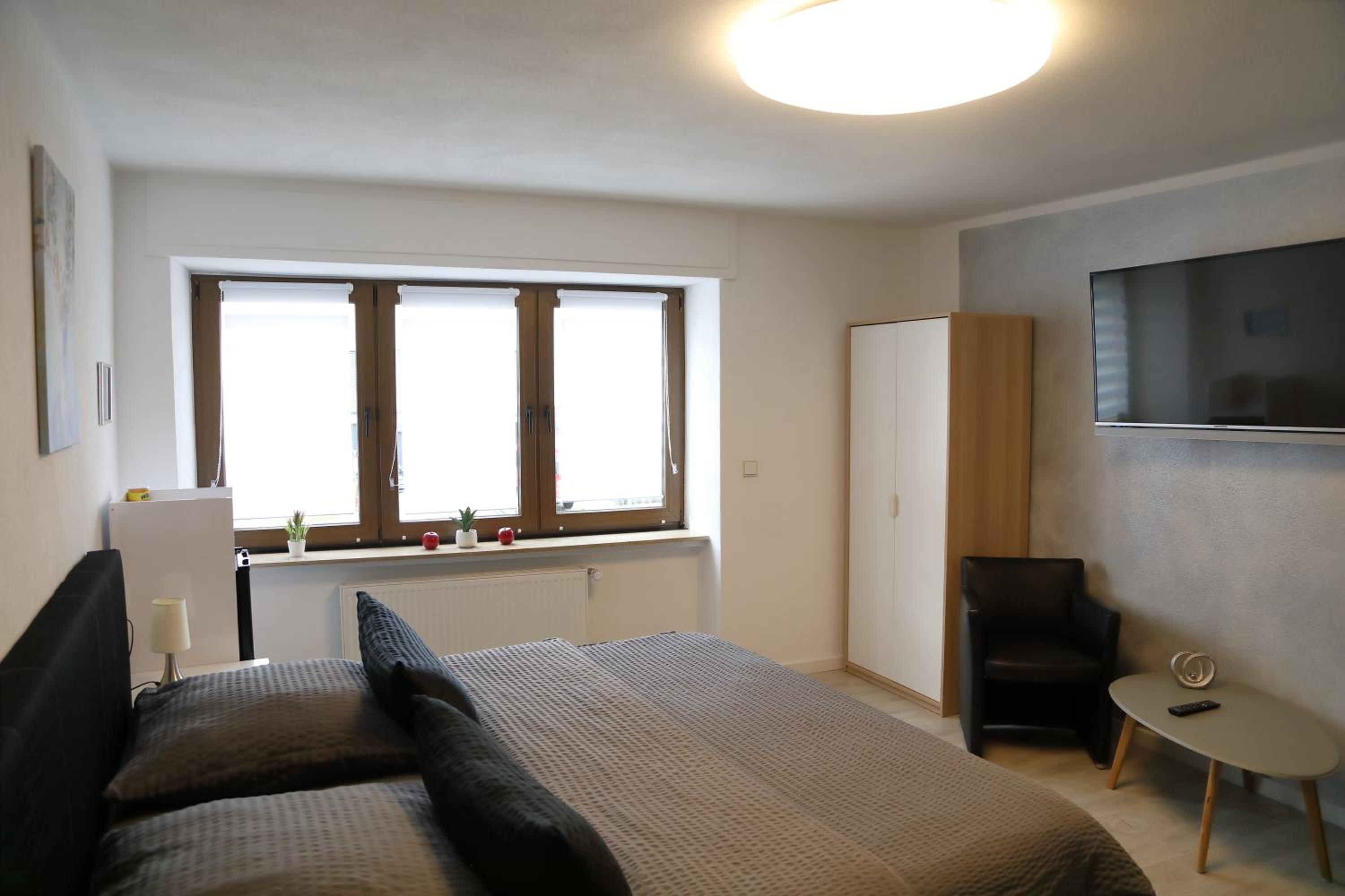 Deluxe Double Room with Shower - Photo 9