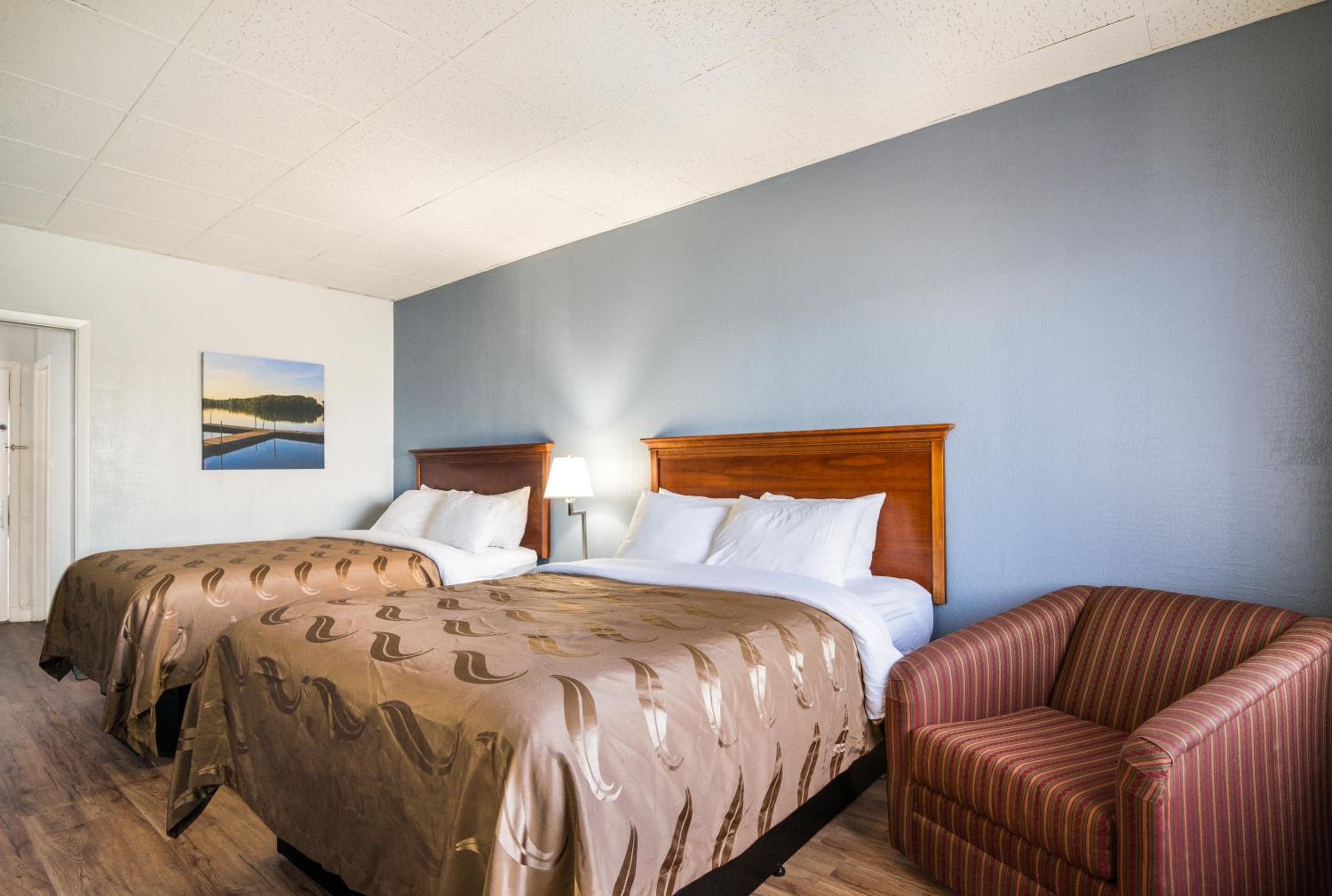 Standard Queen Room with Two Queen Beds - Non Smoking  - Photo 8