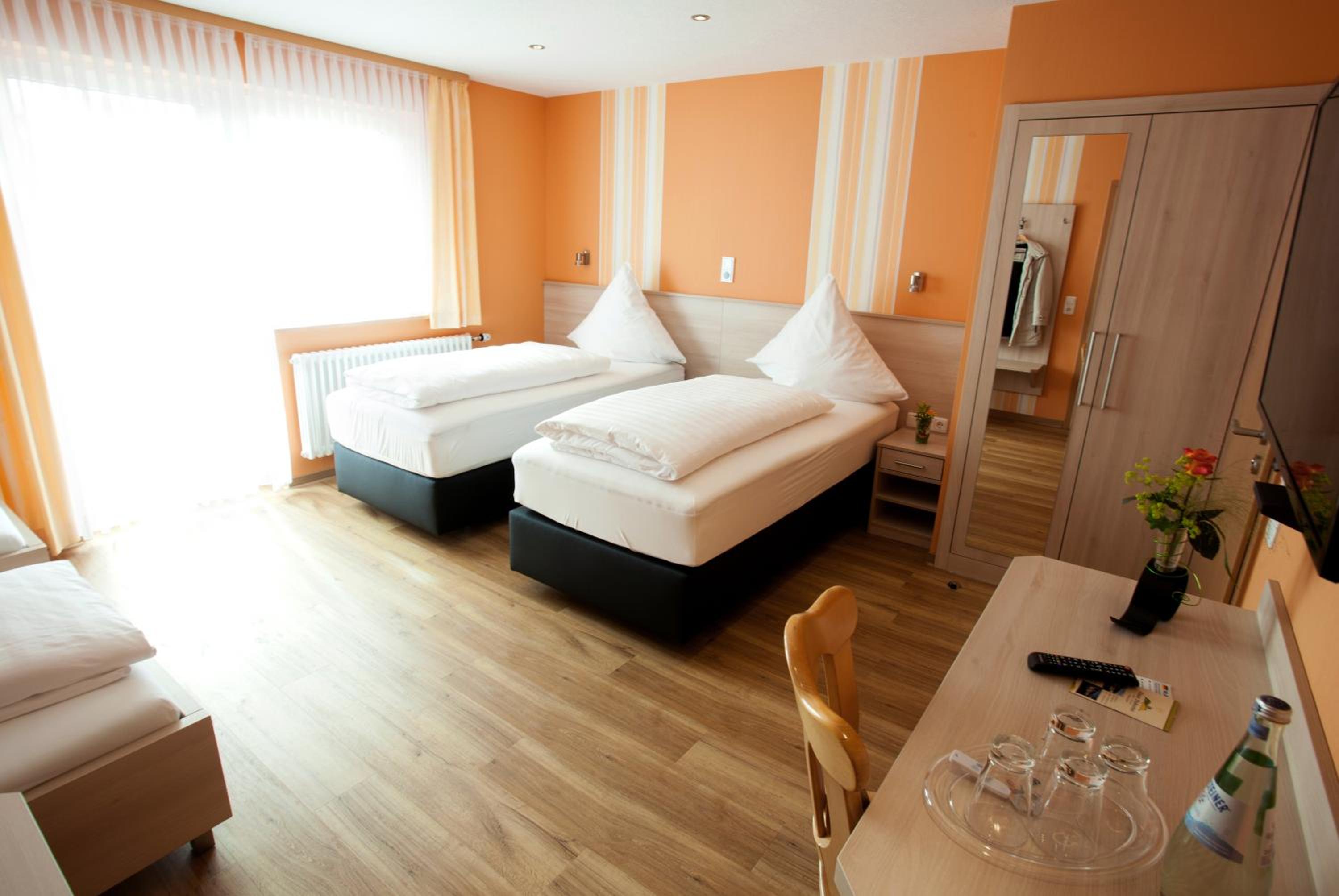 Quadruple Room with Balcony - Photo 5