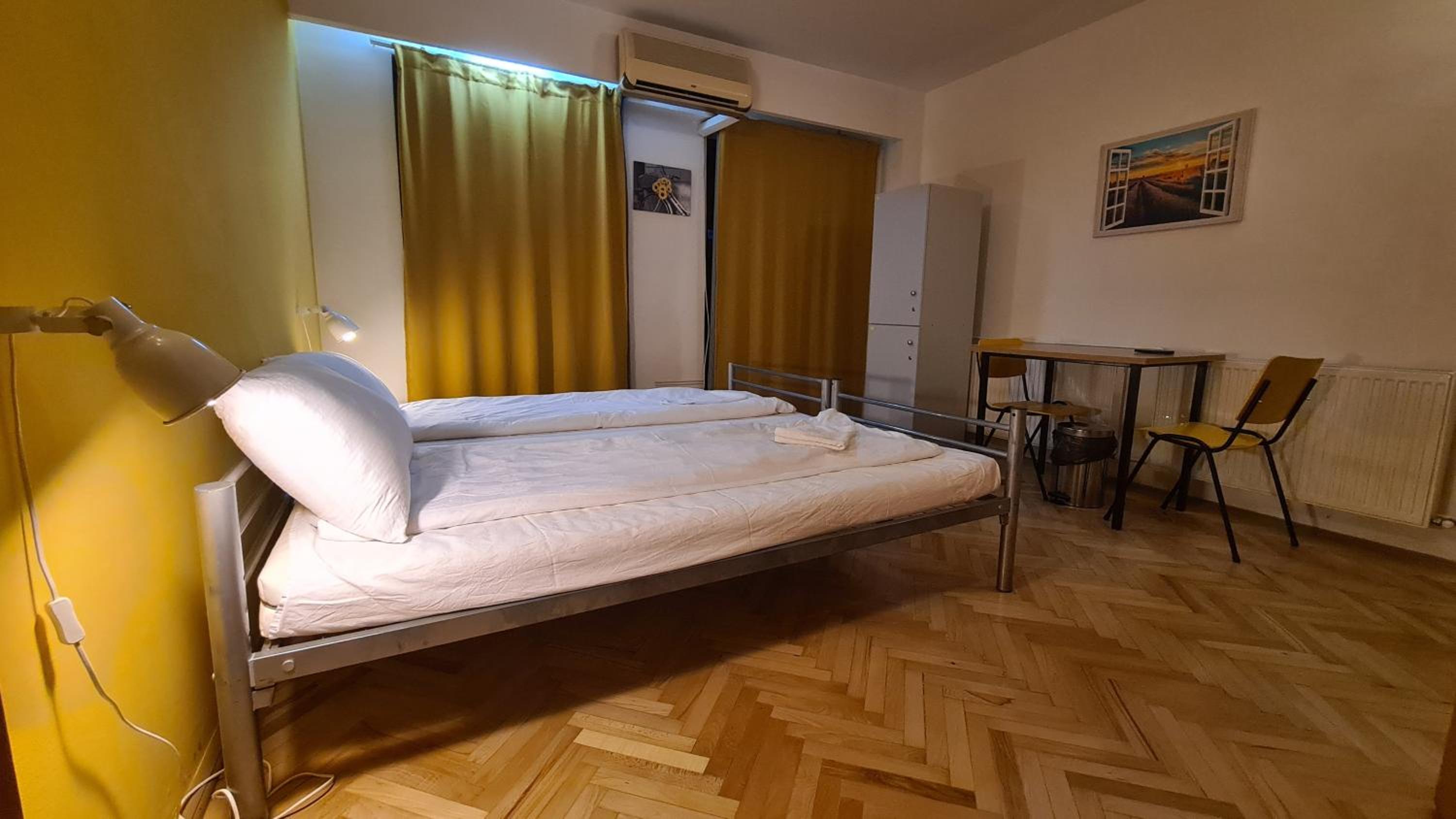 Double Room with Private Bathroom - Photo 10