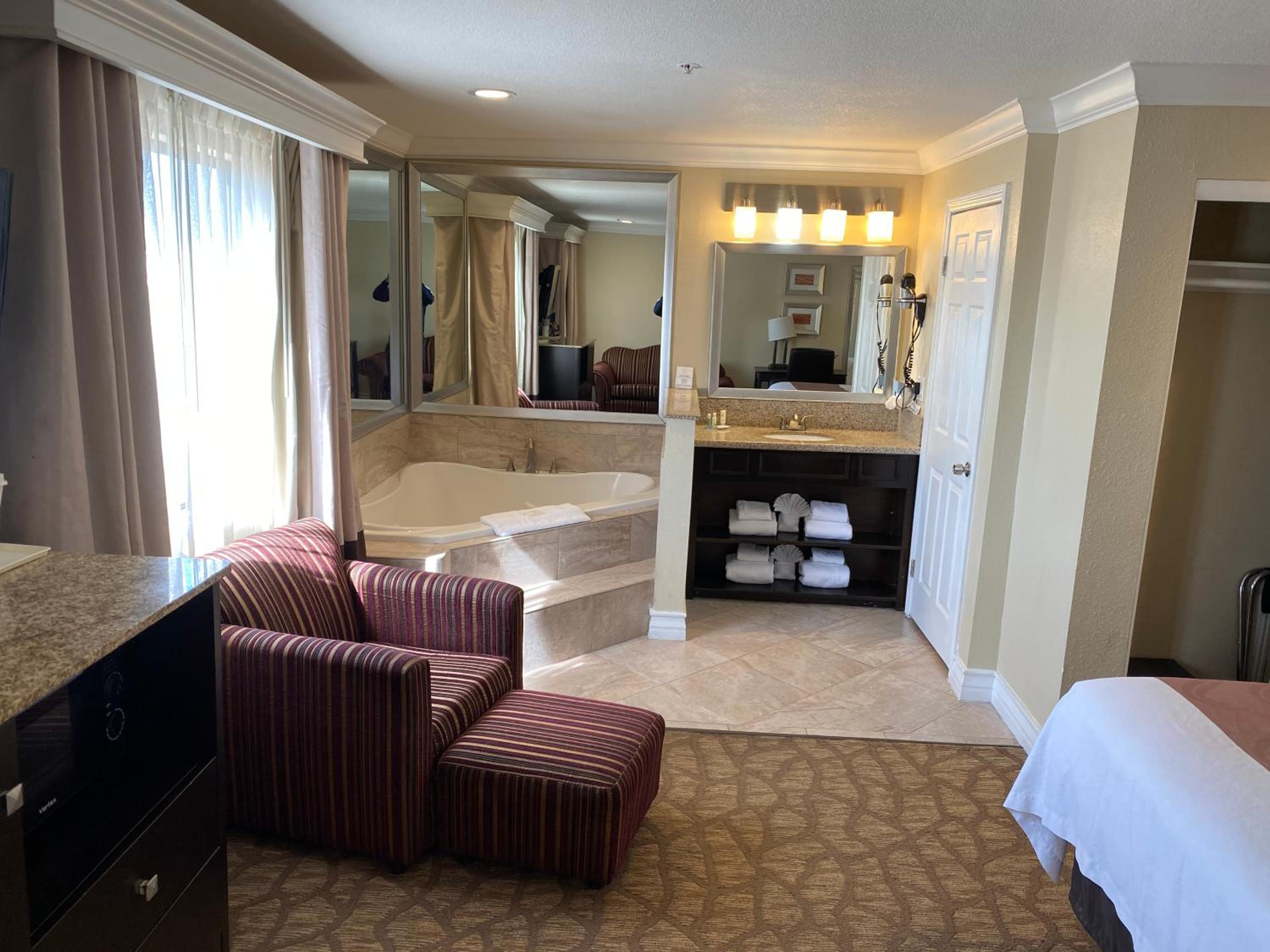 Superior Room, 1 King Bed, In-Room Whirlpool, Non Smoking - Photo 2