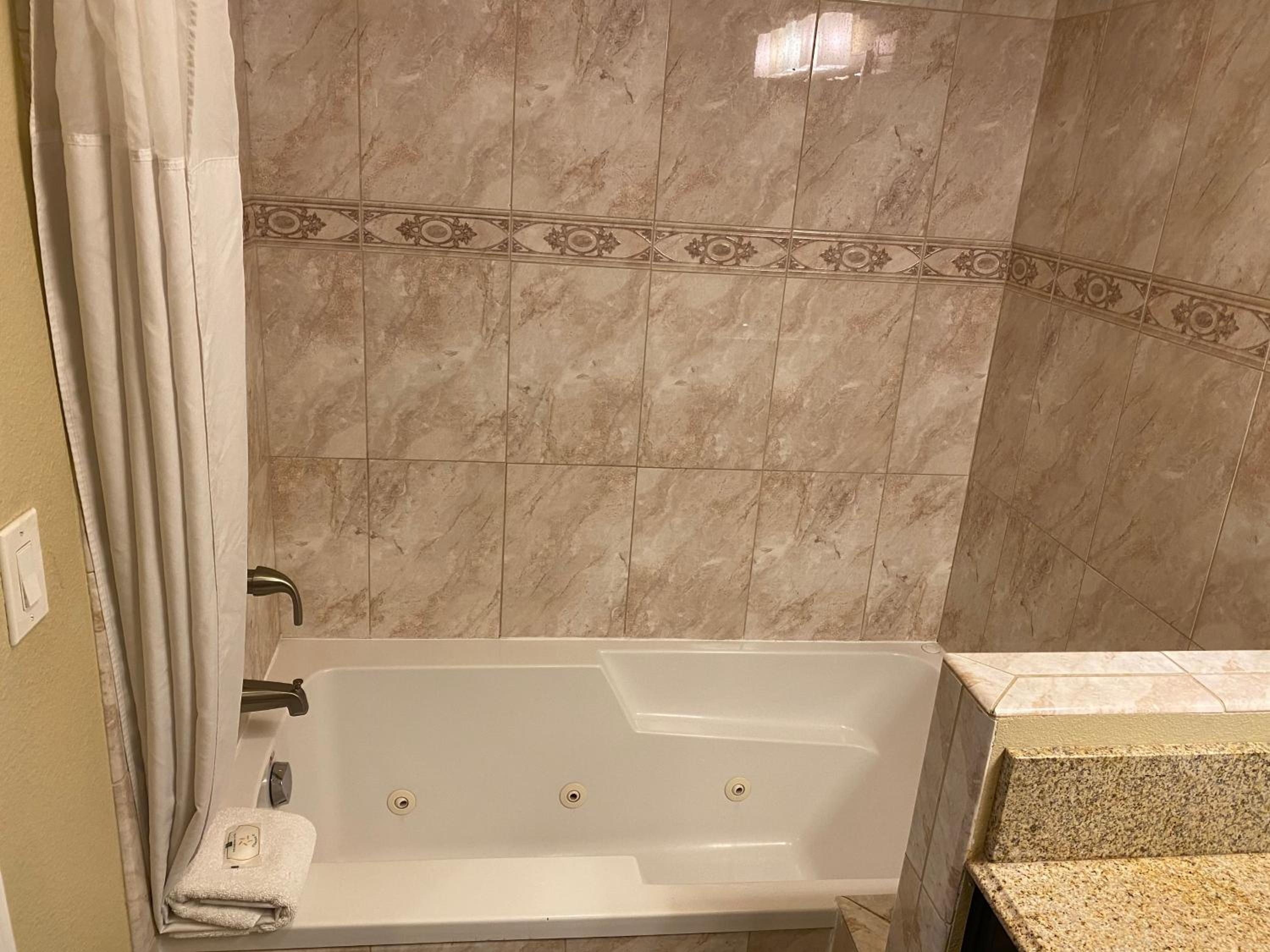Deluxe Room, 1 King Bed, Jetted Bathroom Tub, Non Smoking - Photo 2