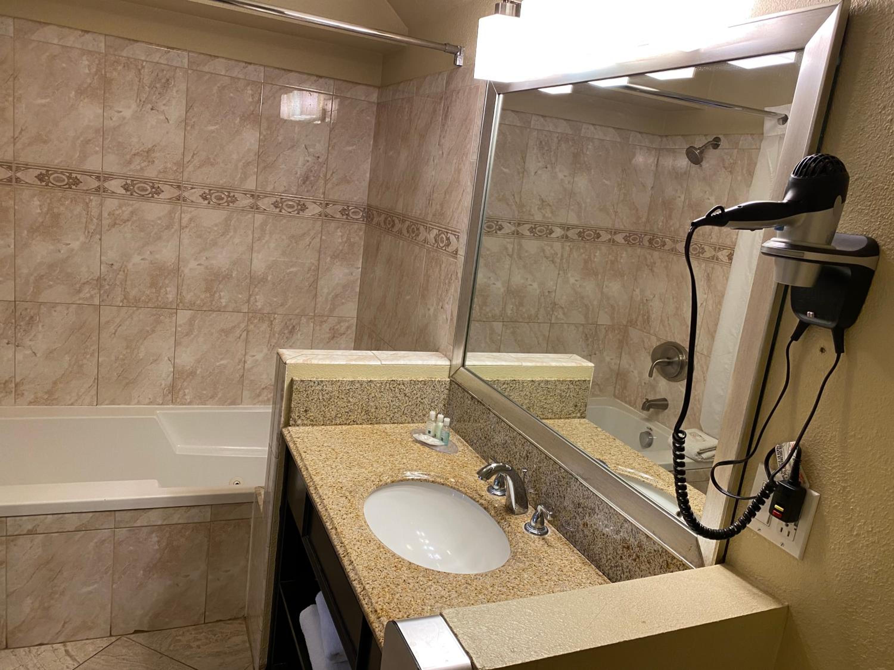 Deluxe Room, 1 King Bed, Jetted Bathroom Tub, Non Smoking - Photo 3