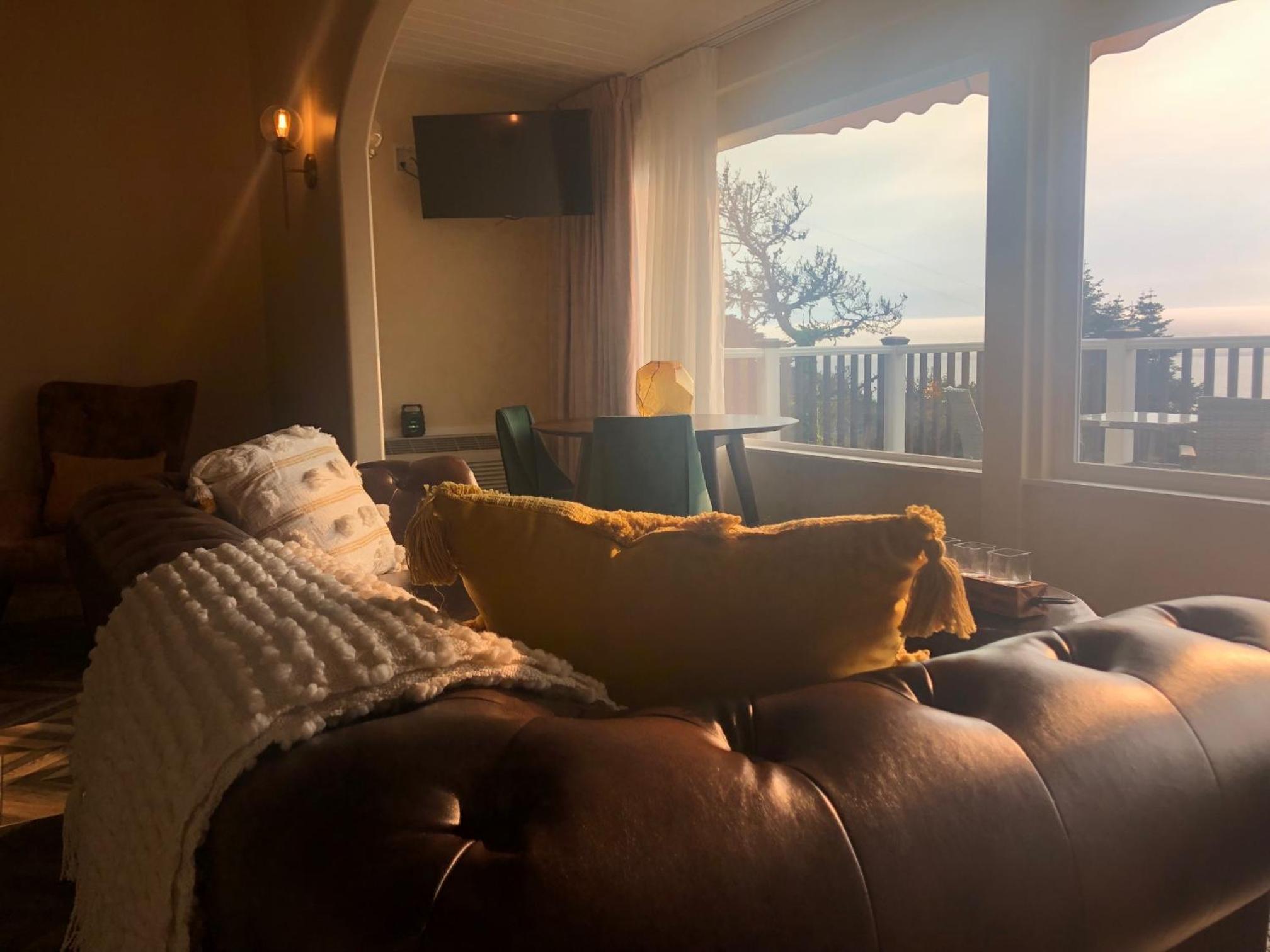 Deluxe King Suite - Photo 2