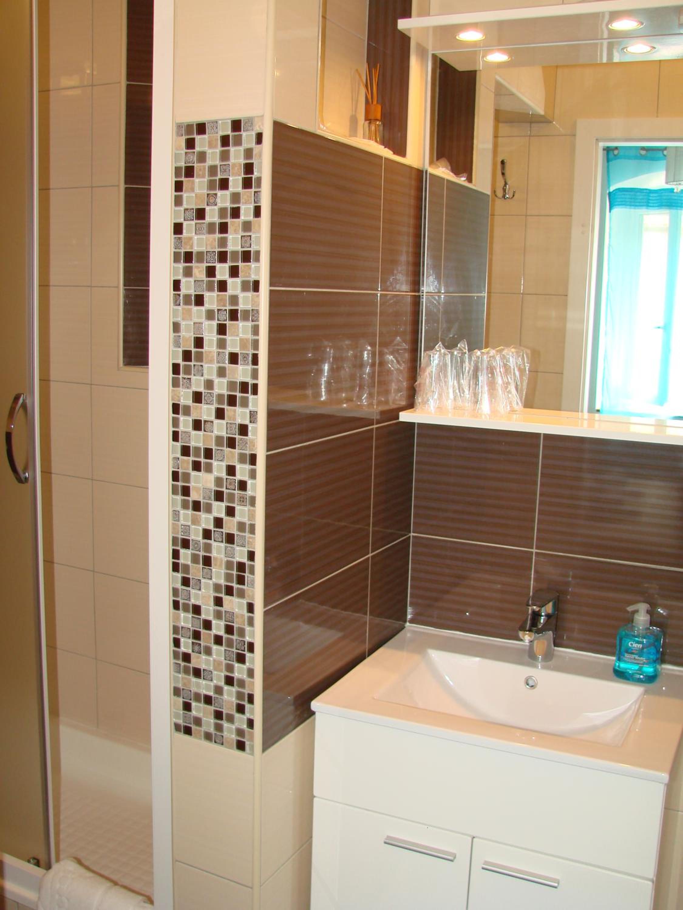 Double Room with Private Bathroom - Photo 13