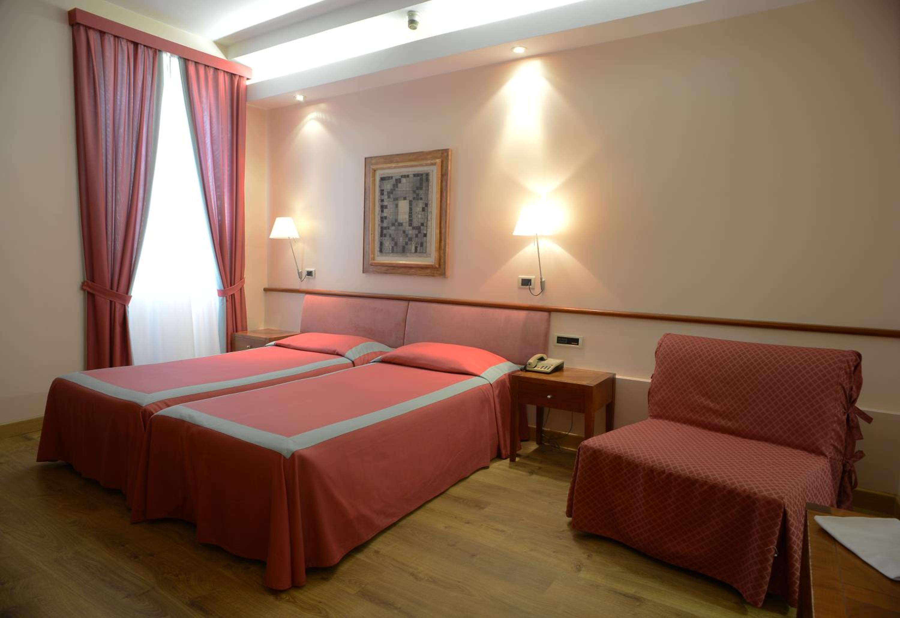 Standard Double or Twin Room - Photo 3