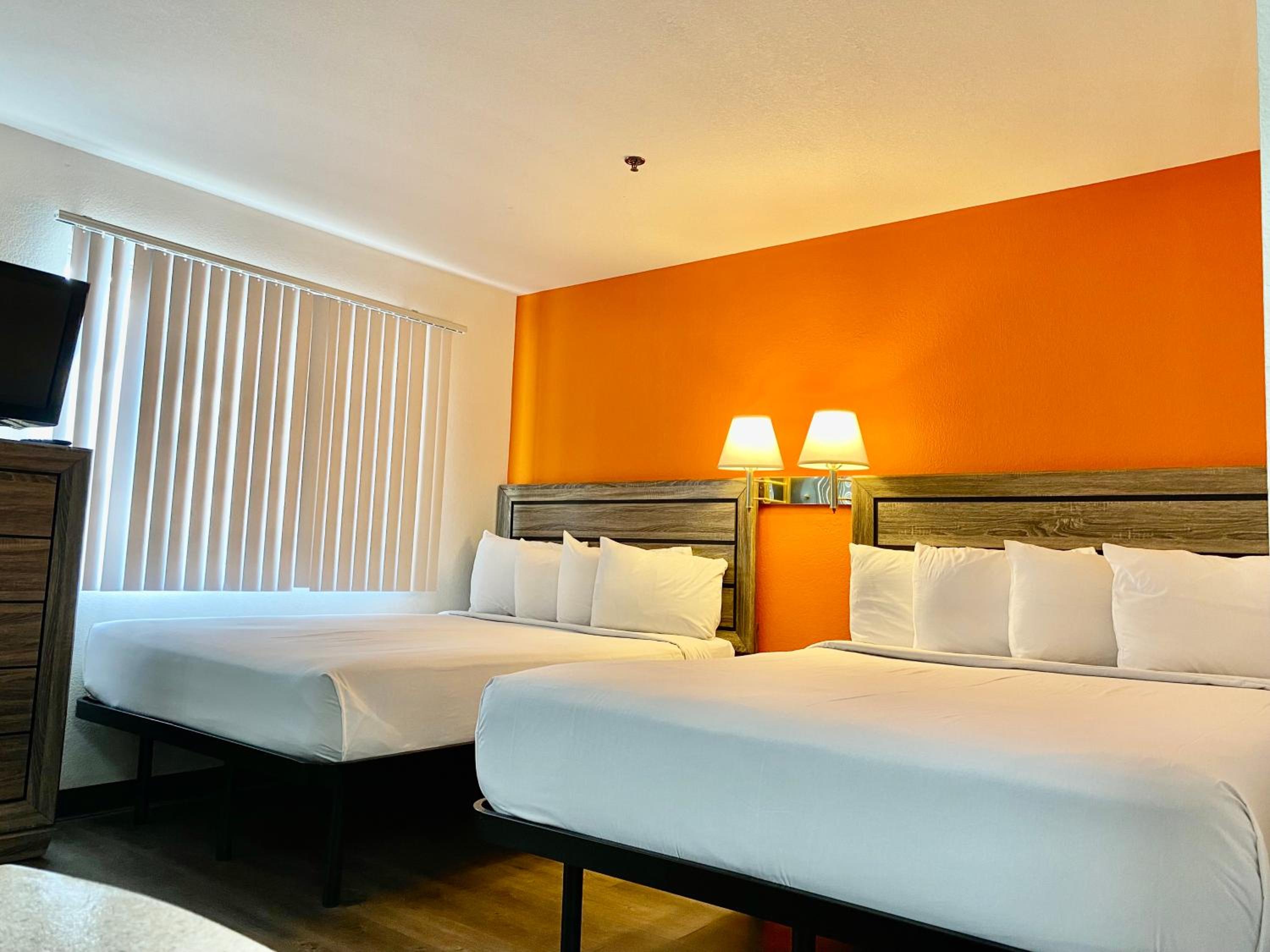 Queen Suite with Two Queen Beds - Photo 5