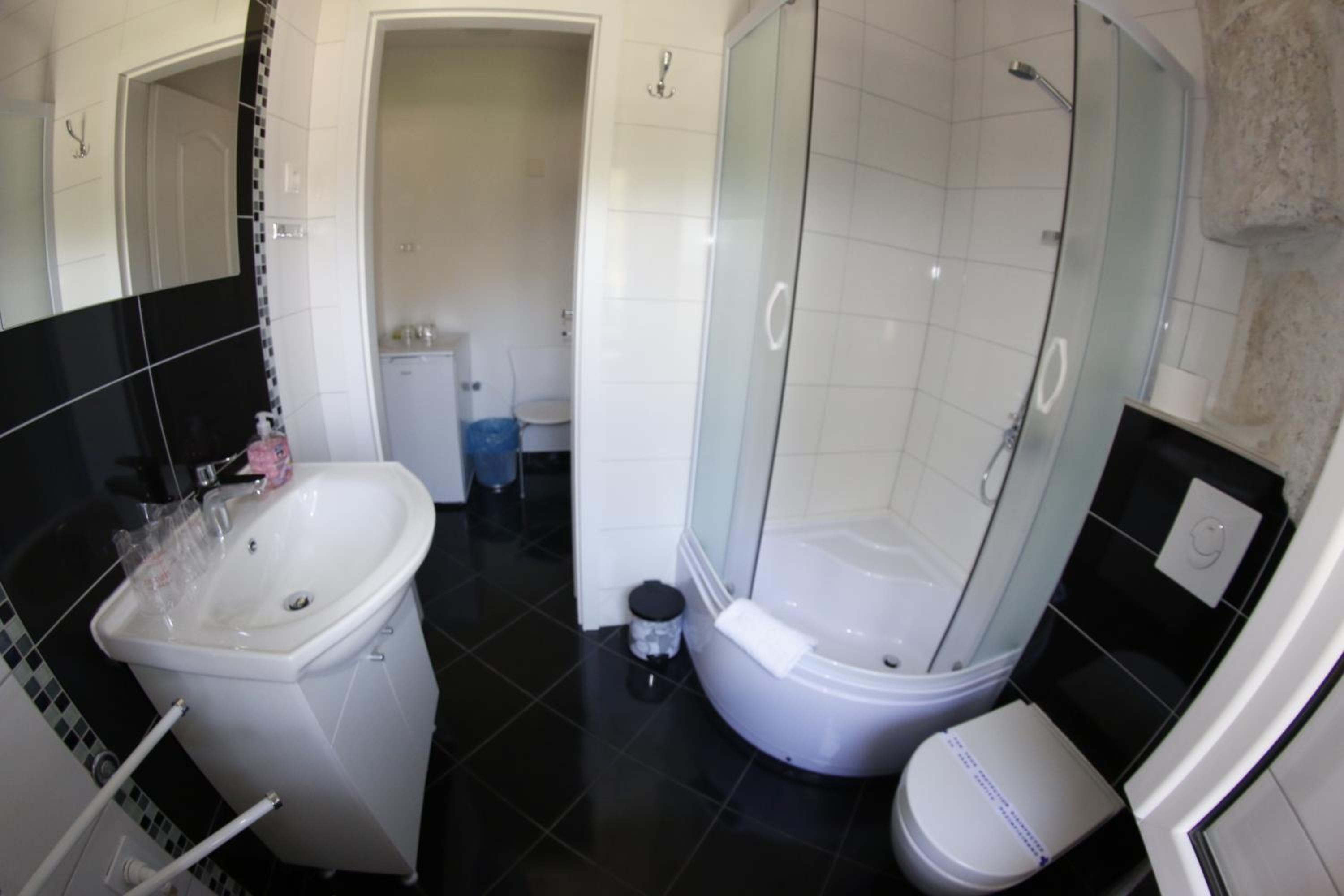 Double Room with Private Bathroom - Photo 6