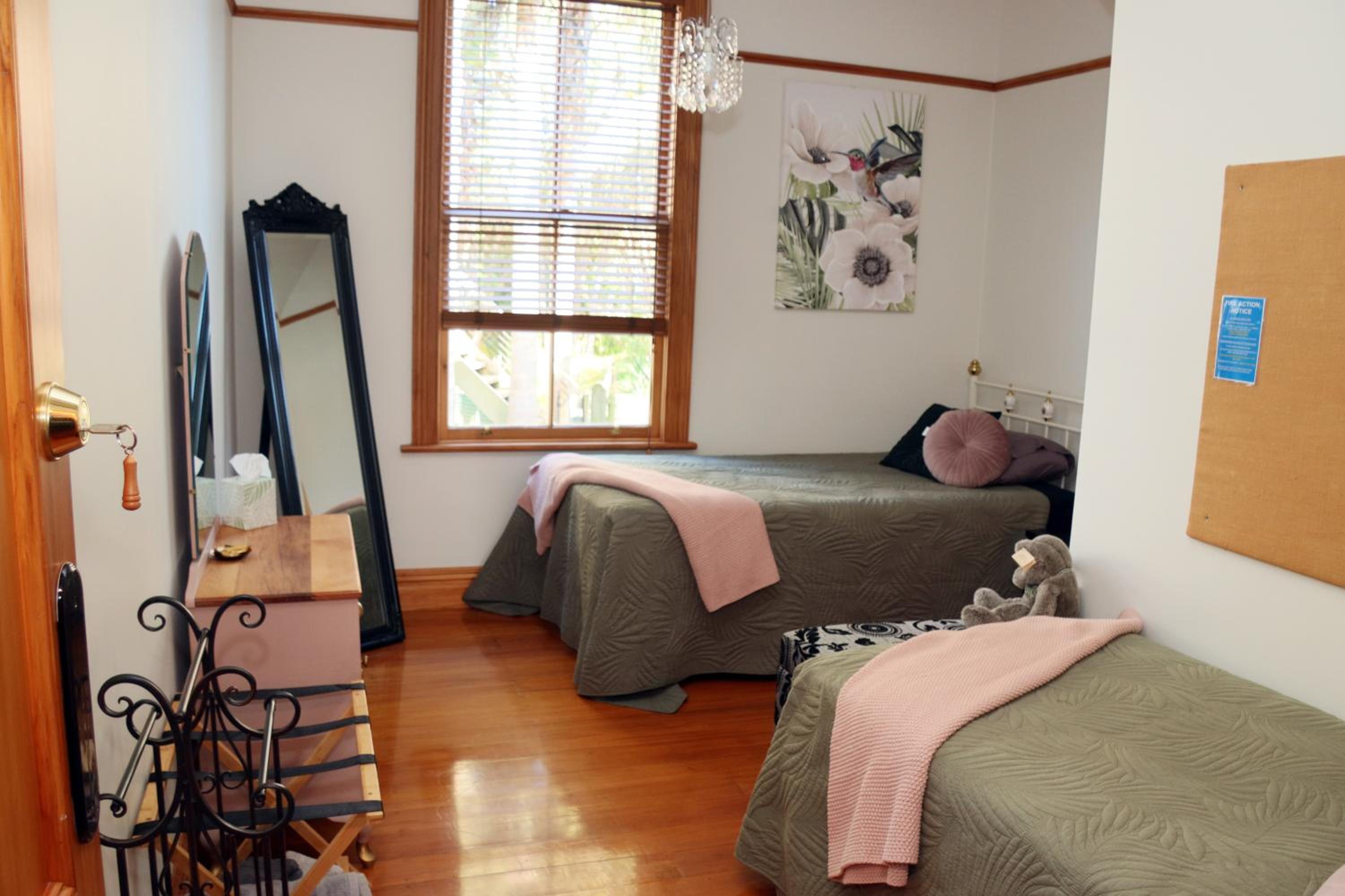 Standard Twin Room - Photo 15