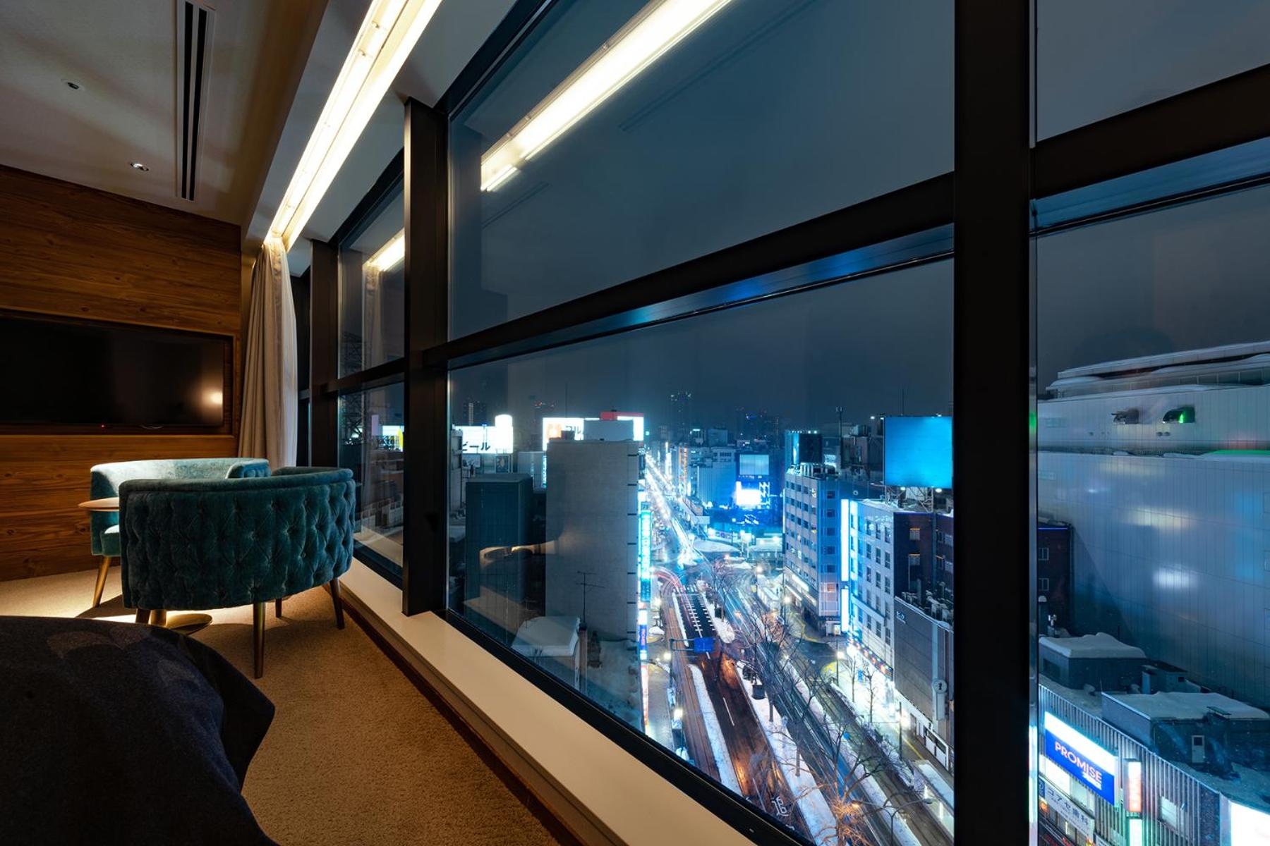 Deluxe King Room with Panoramic City View - Photo 3