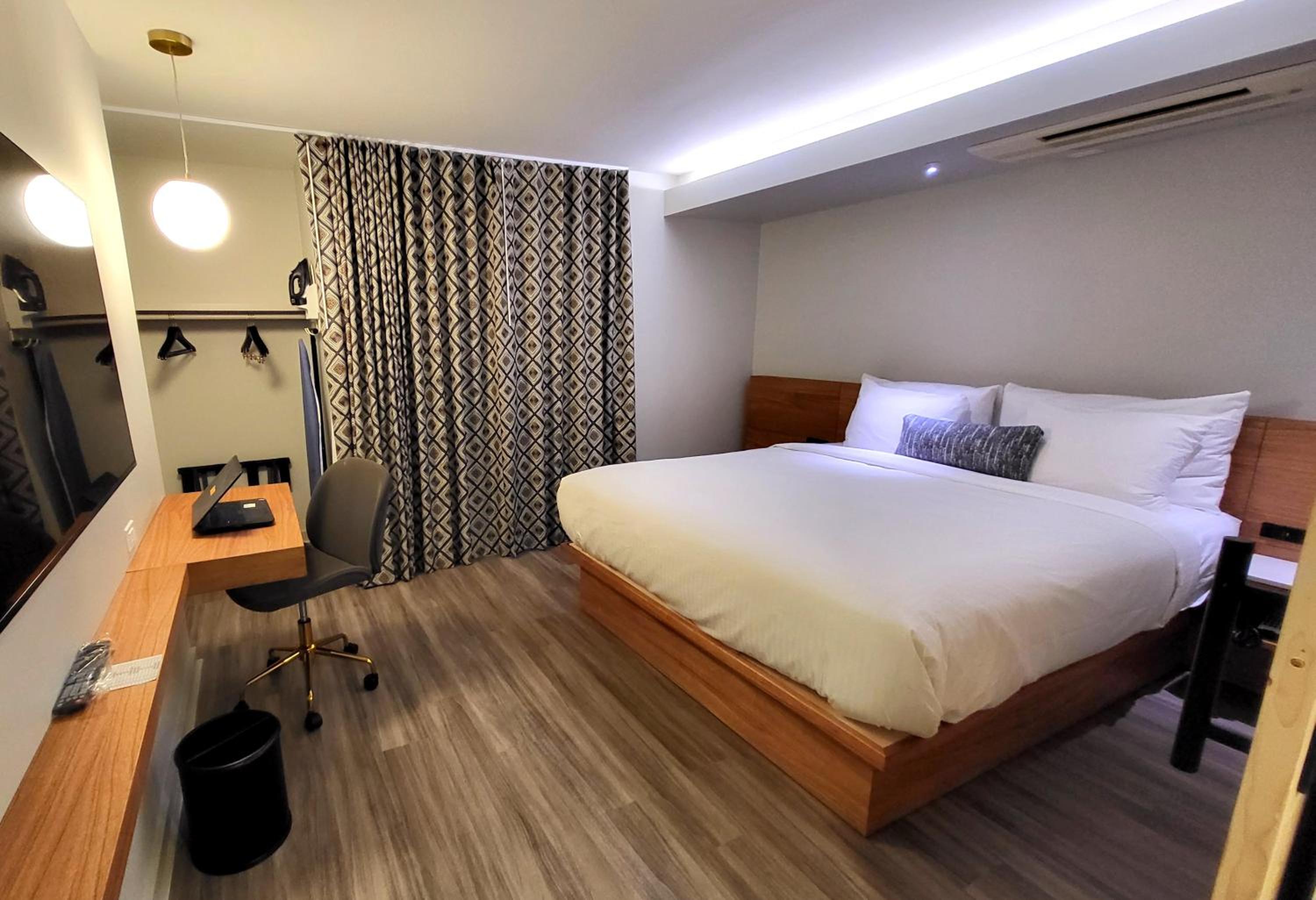 Deluxe King Room - Photo 2
