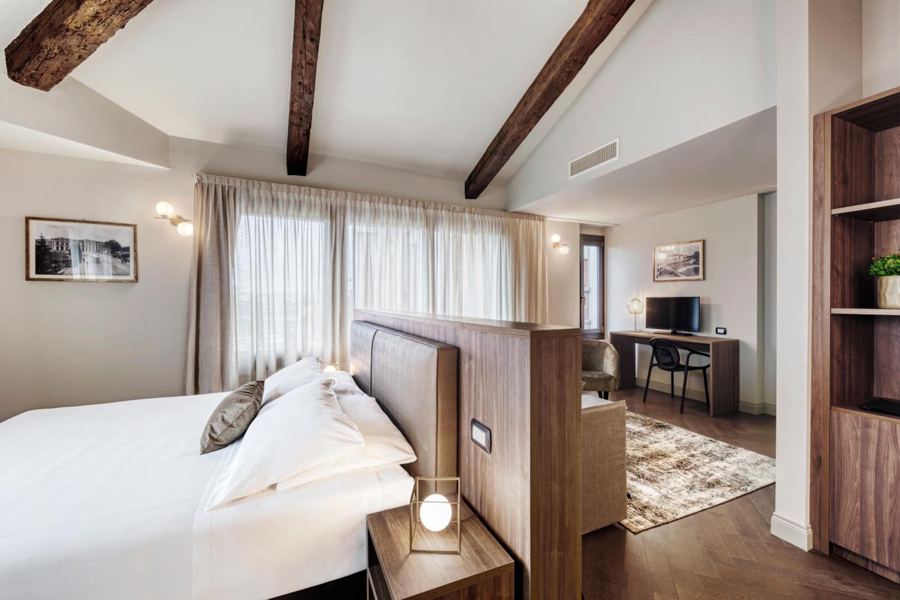 Suite - Photo 1