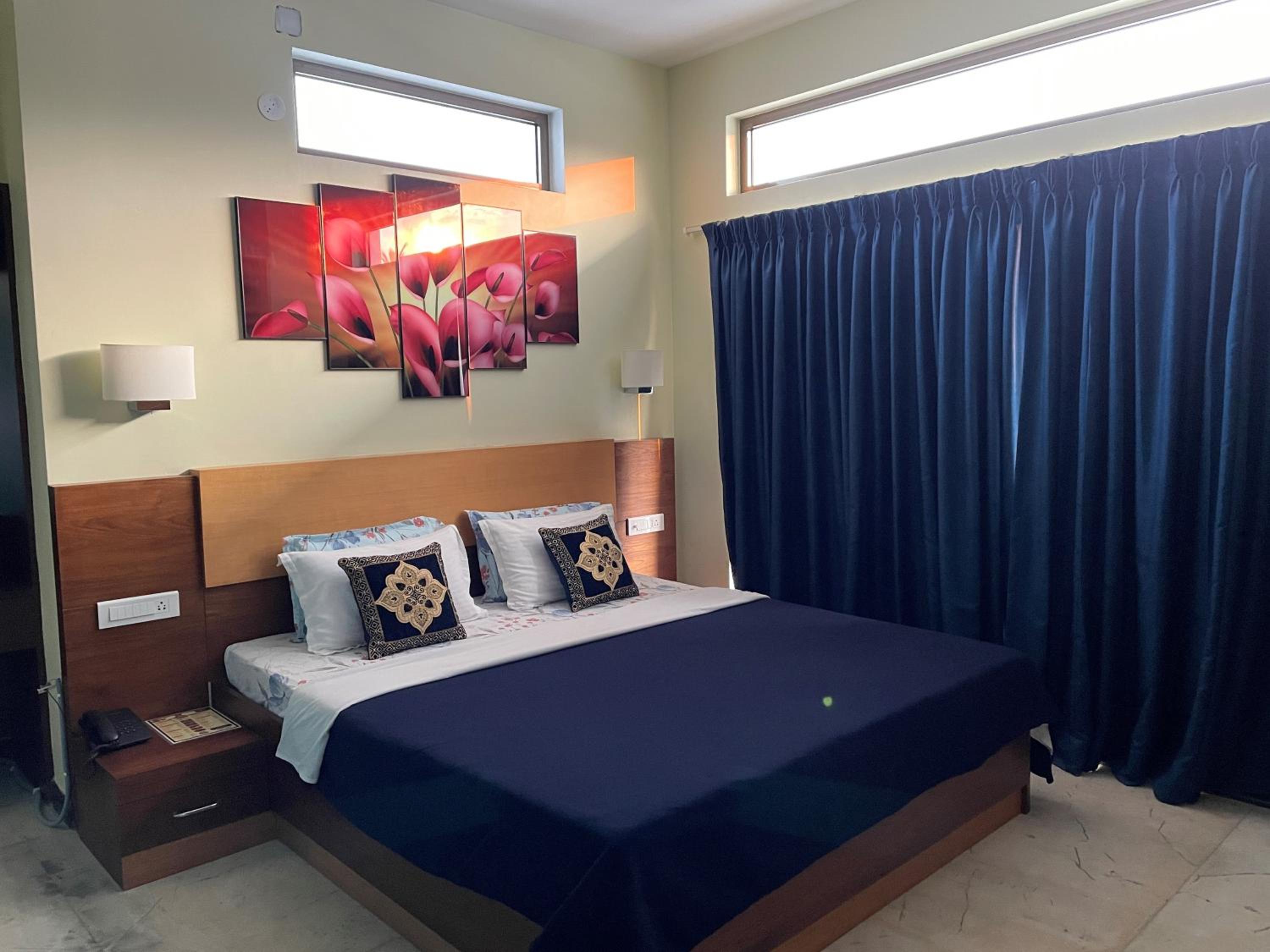 King Suite with Balcony photo 3