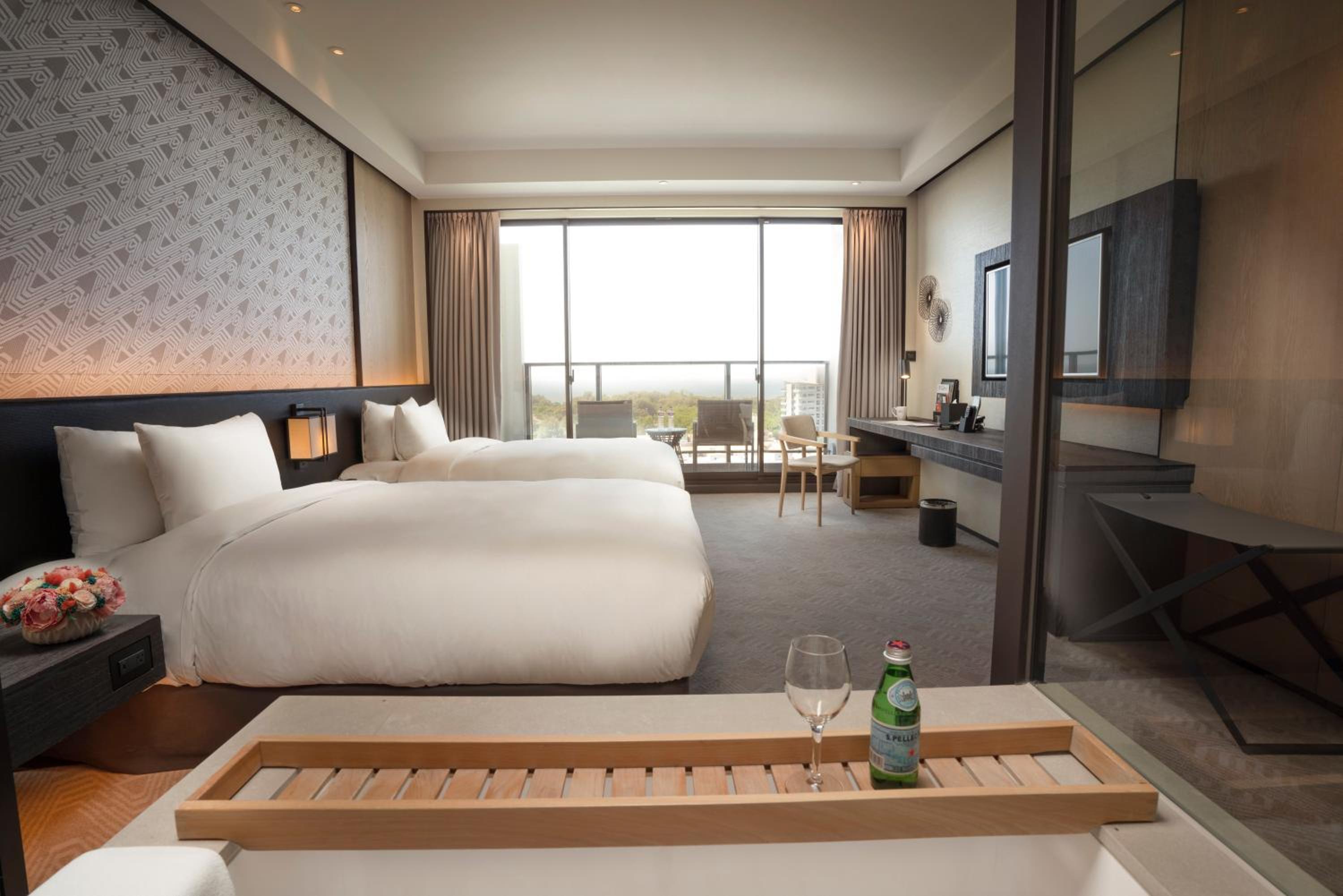 Standard Twin Room with Balcony thumbnail 6
