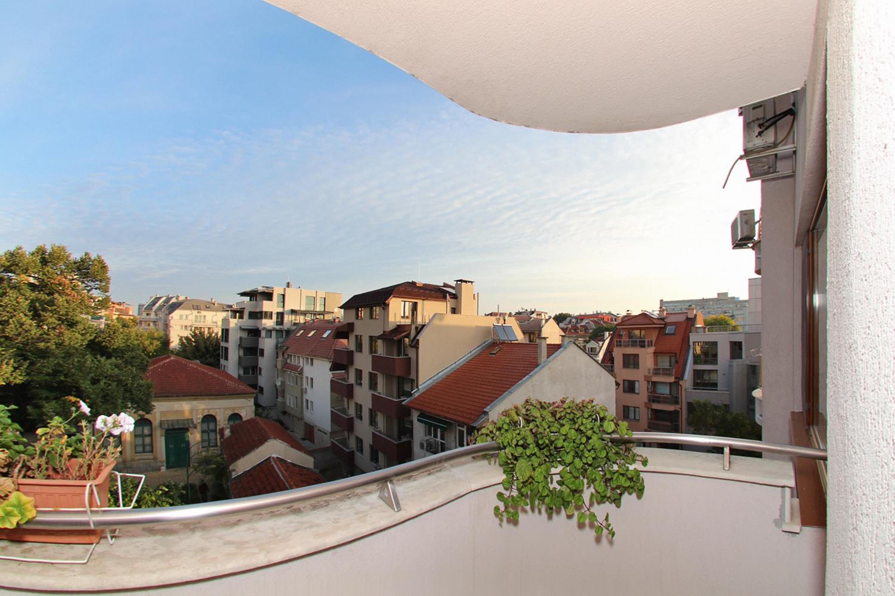 Apartment with Balcony - Photo 3