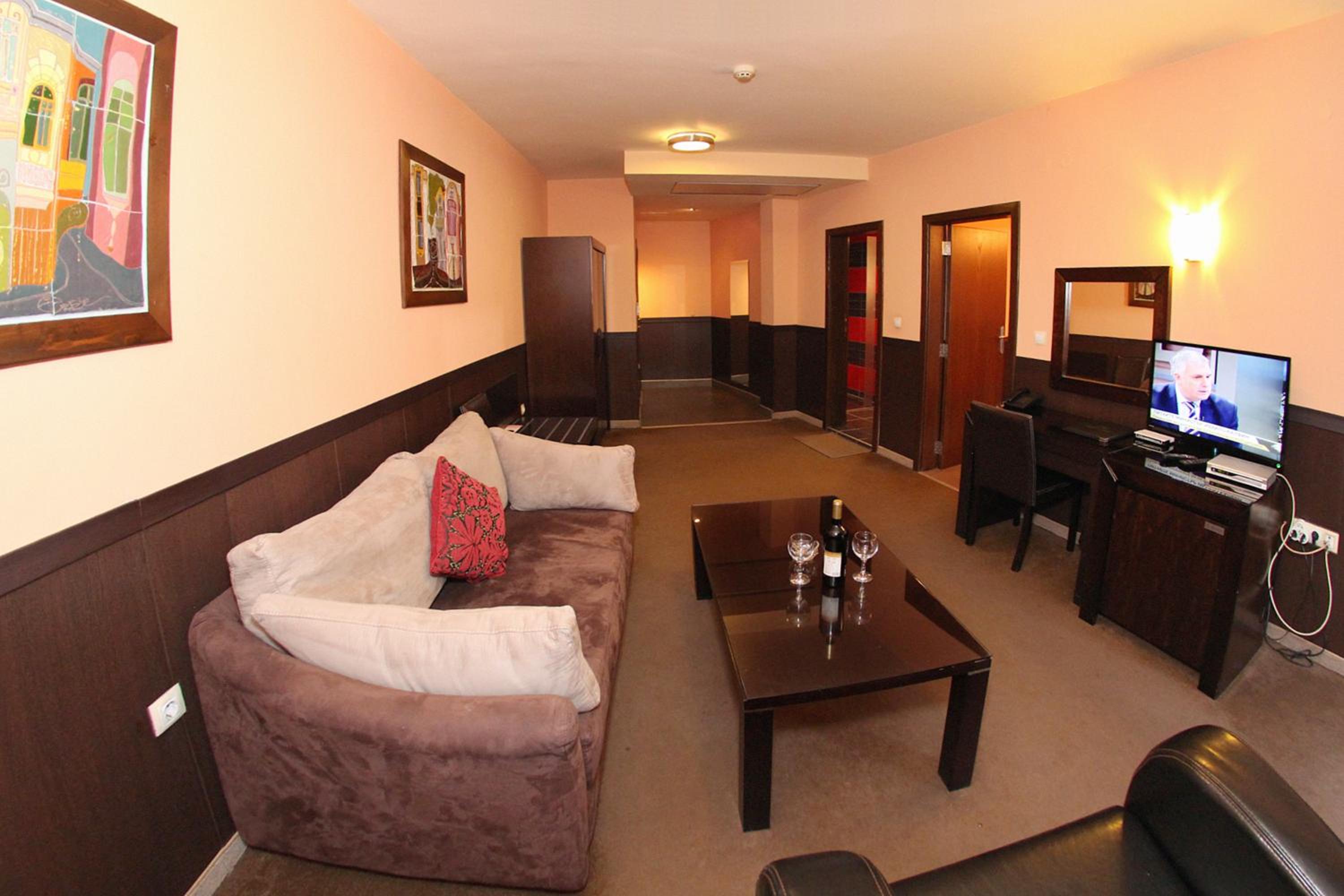 Apartment with Balcony - Photo 4